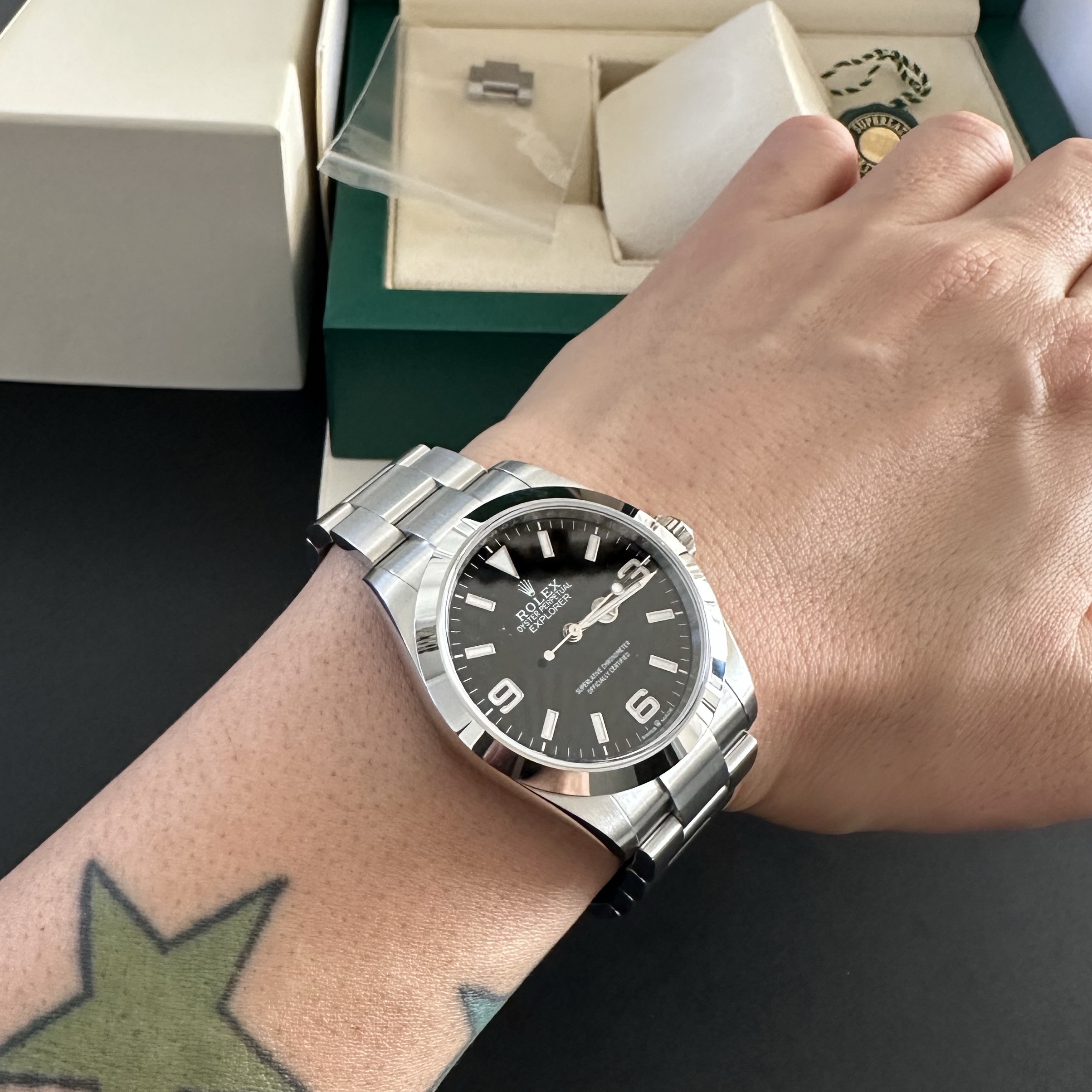 Rolex Explorer 40mm 224270 Black Oyster 착용 스타일 - 1