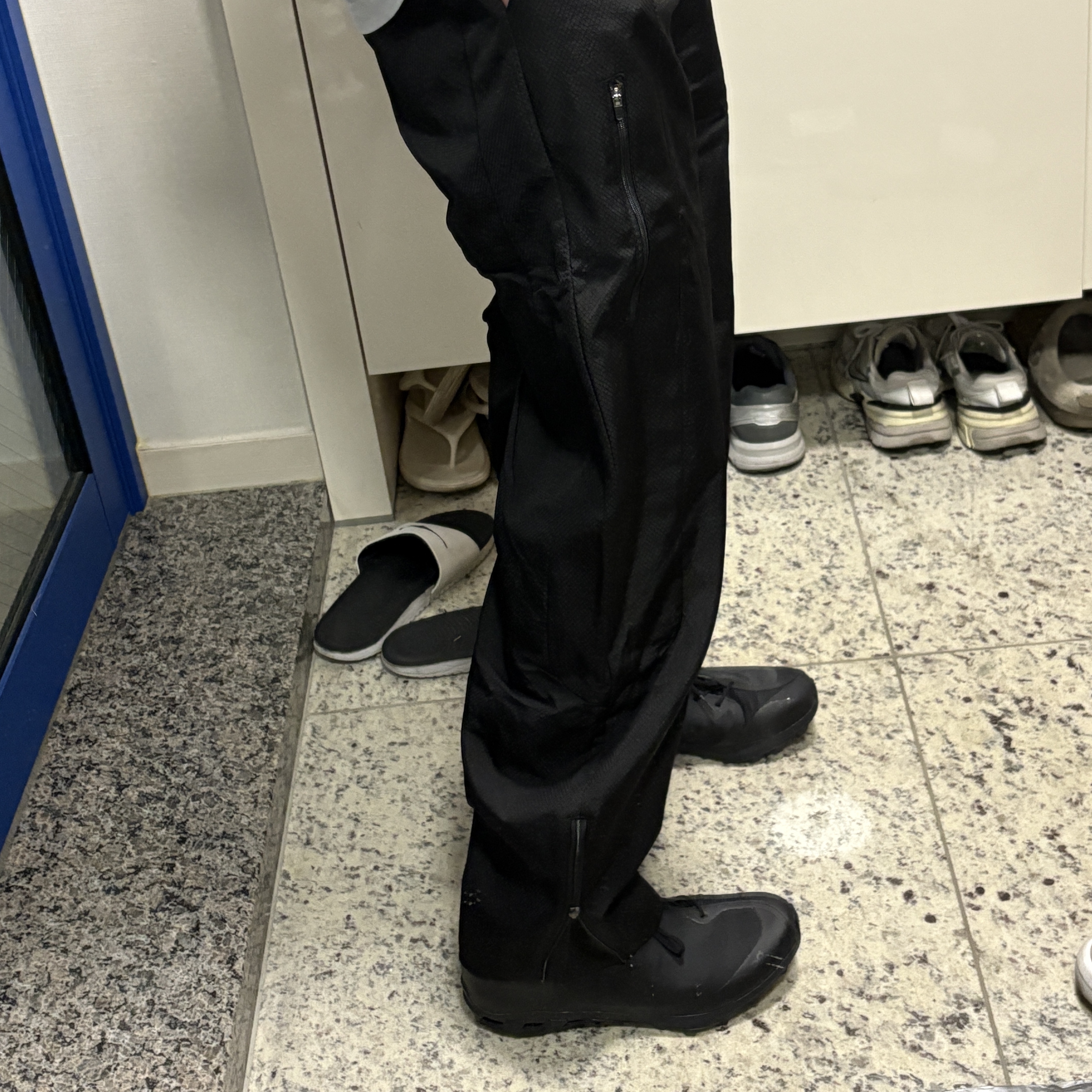 On Running x Post Archive Faction (Paf) Cloudventure Peak All Black 착용 스타일 - 2