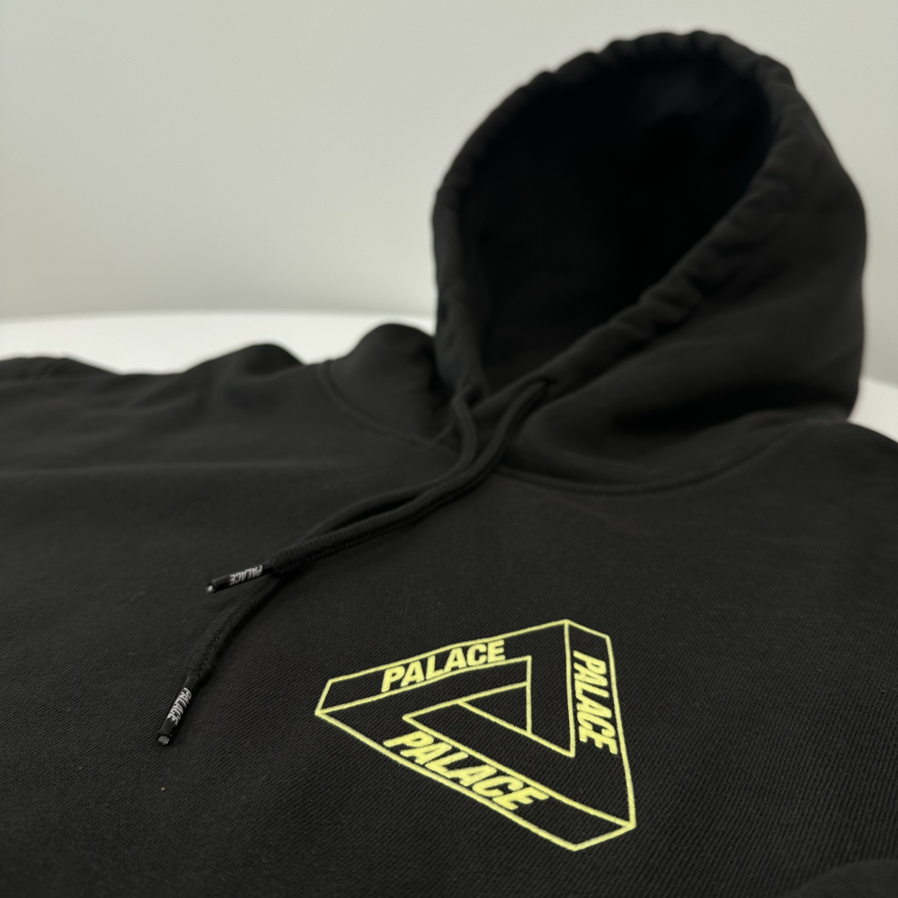 Palace Glow Tri-Ferg Hood Black - 24FW 착용 스타일 - 1