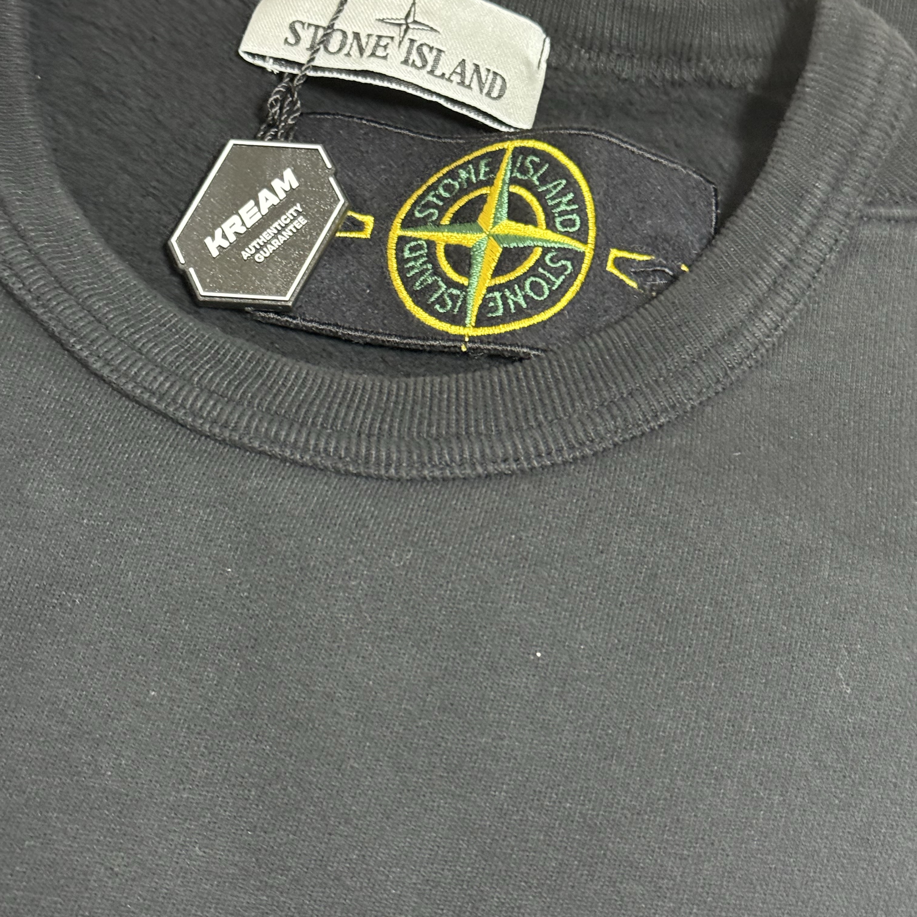 Stone Island 62420 Wappen Patch Cotton Sweatshirt Black - 24FW 착용 스타일