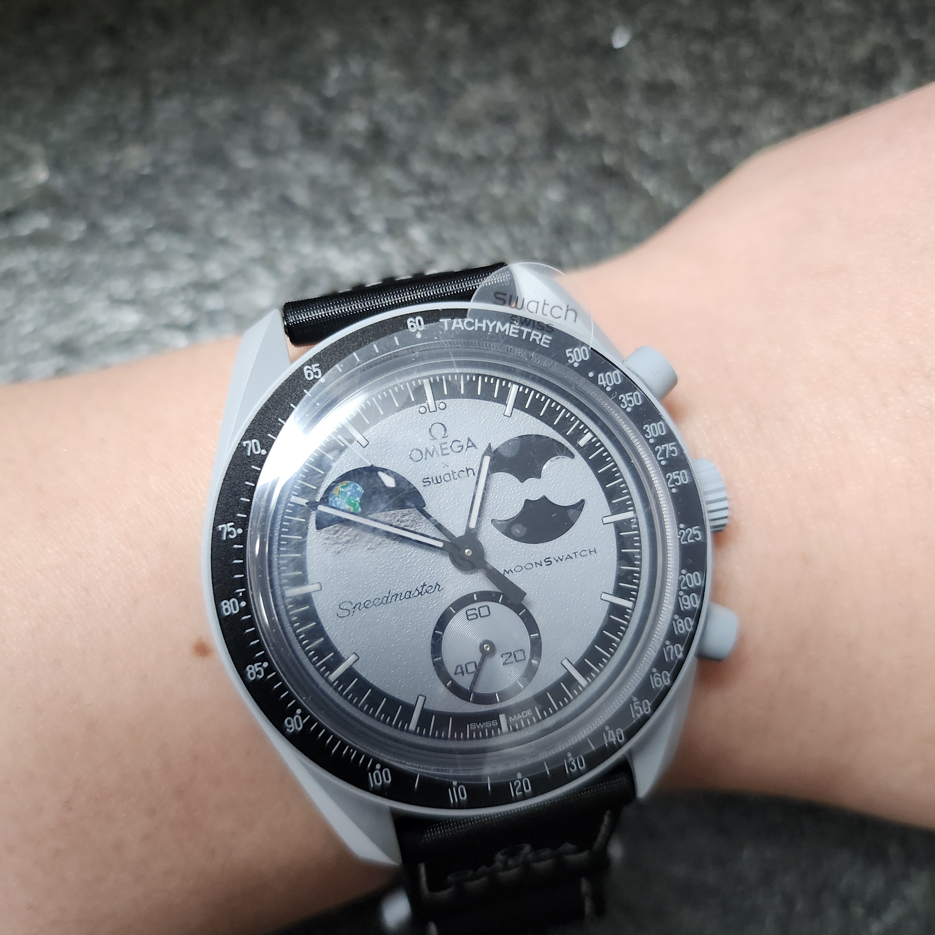 Swatch x Omega Bioceramic MoonSwatch Mission To Earthphase 착용 스타일