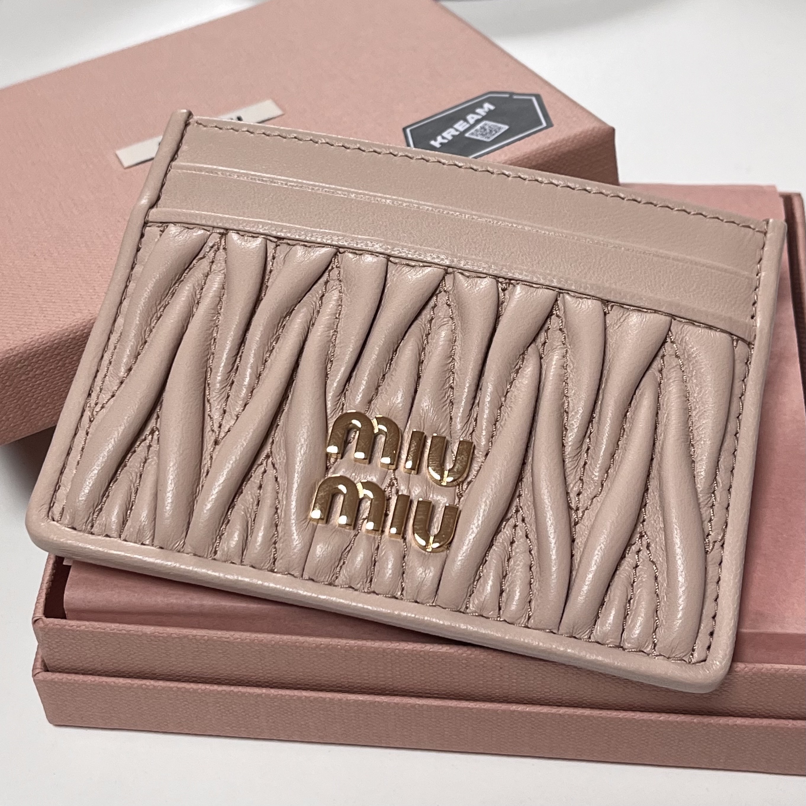 Miu Miu Matelasse Nappa Leather Card Holder Powder Pink 착용 스타일