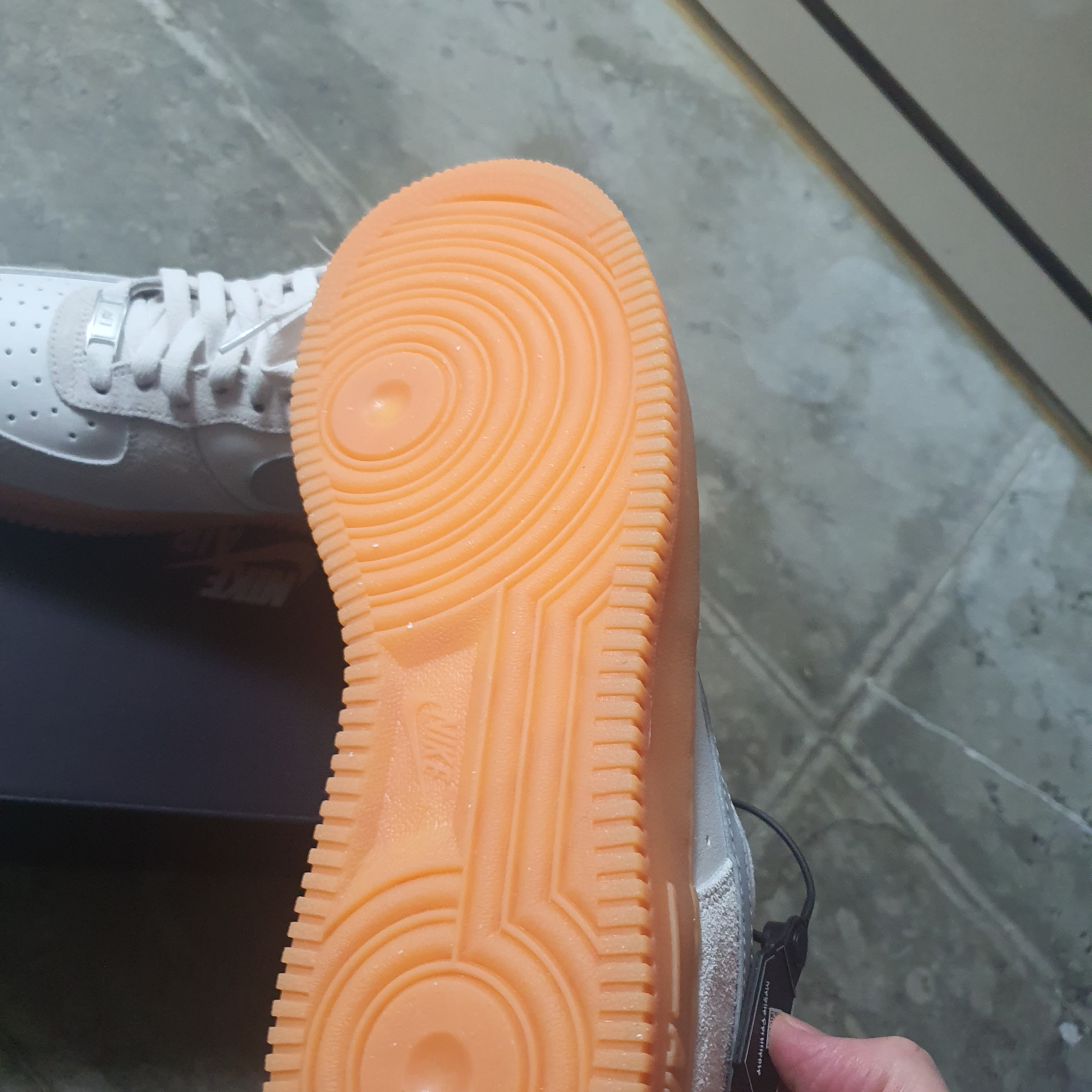 Nike Air Force 1 '07 LV8 Phantom Light Smoke Gum 착용 스타일 - 4