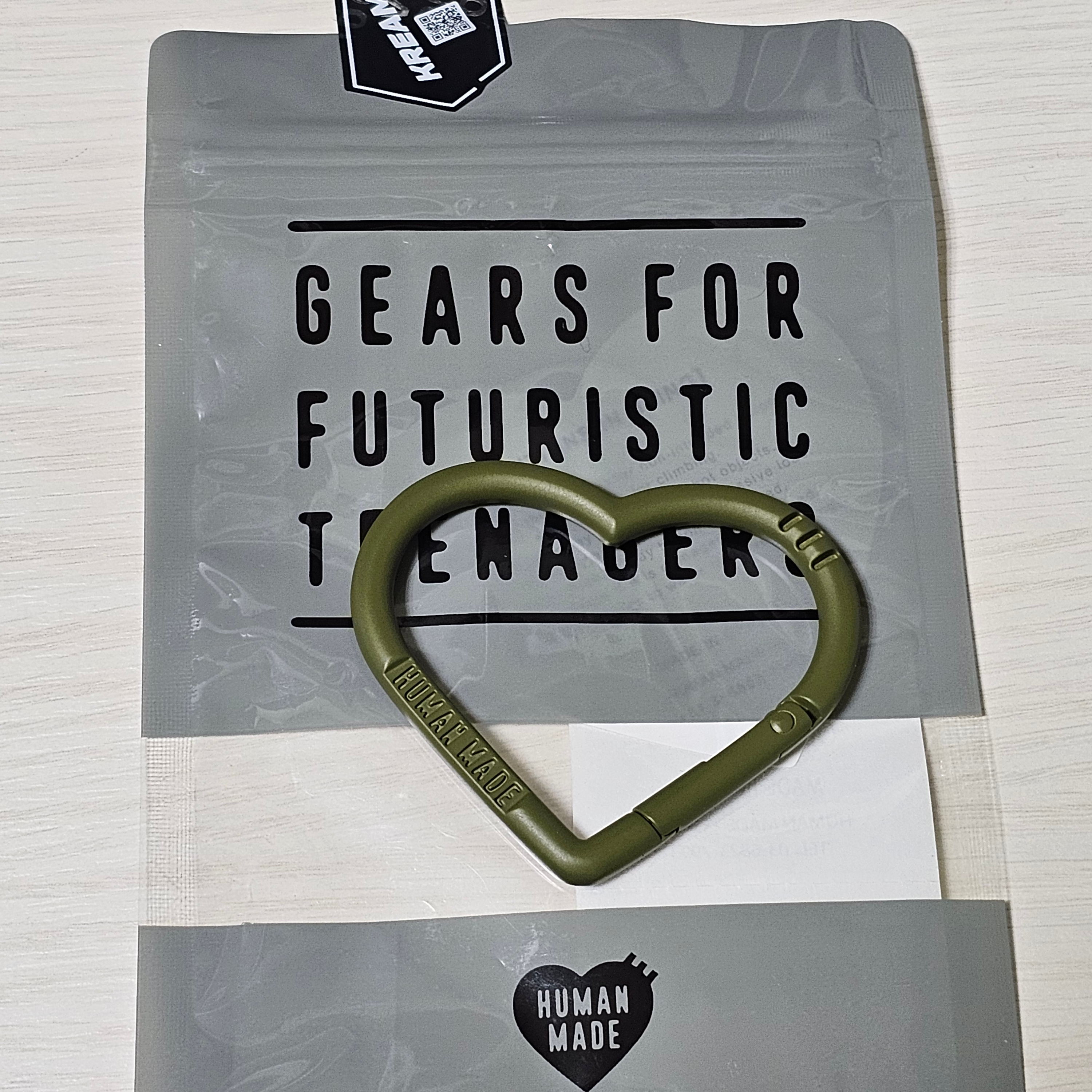 Human Made Heart Carabiner Olive Drab 착용 스타일 - 1