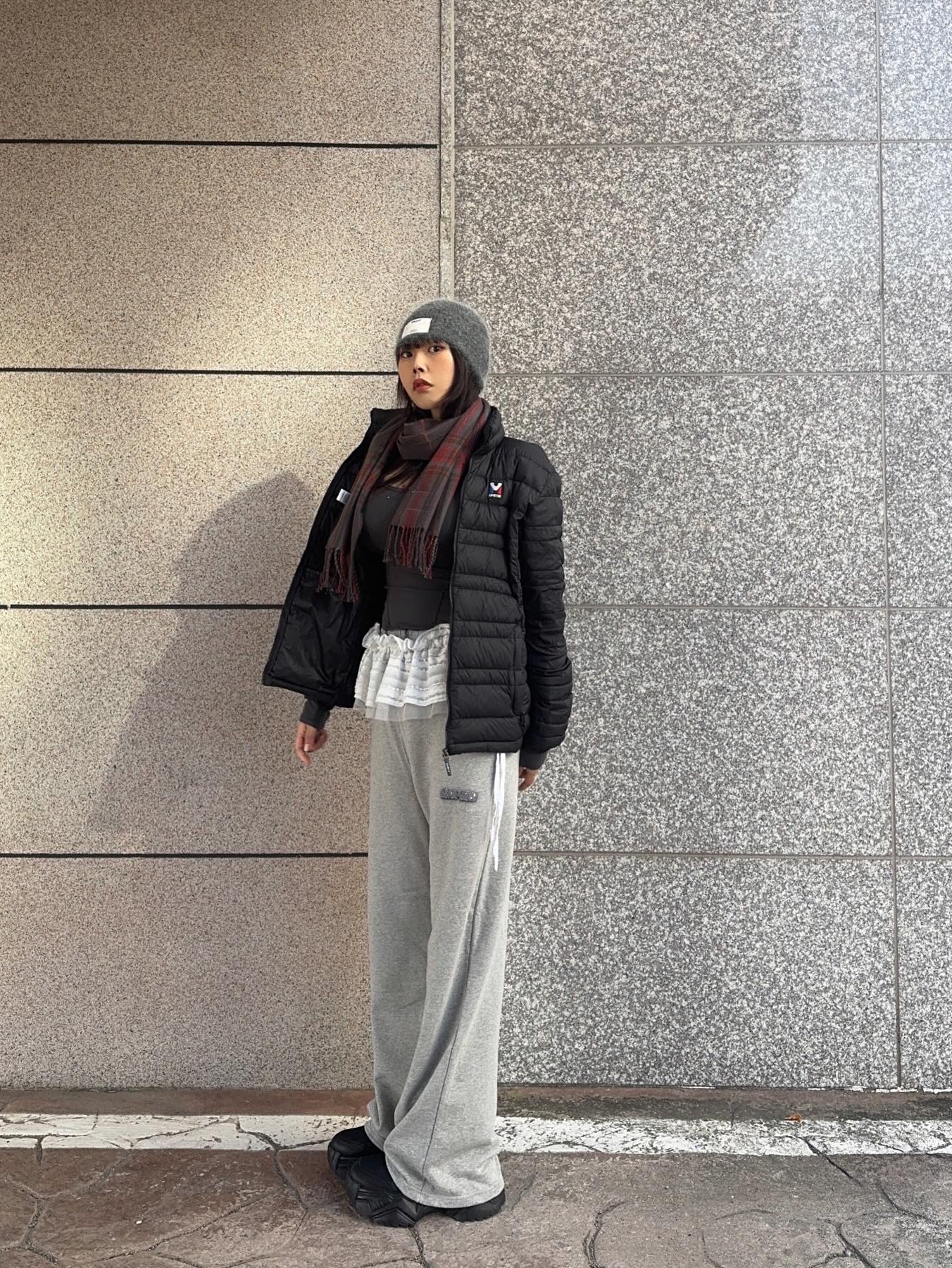 MUCENT Signature Muffler Brown Leather Patch Short Charcoal Small Check 착용 스타일 - 1