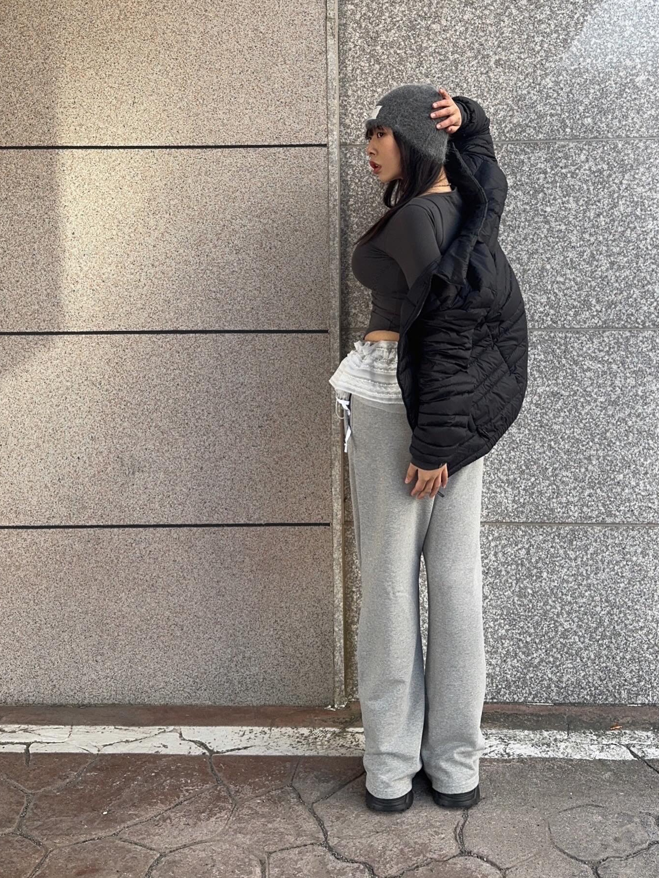 MUCENT Signature Muffler Brown Leather Patch Short Charcoal Small Check 착용 스타일 - 4