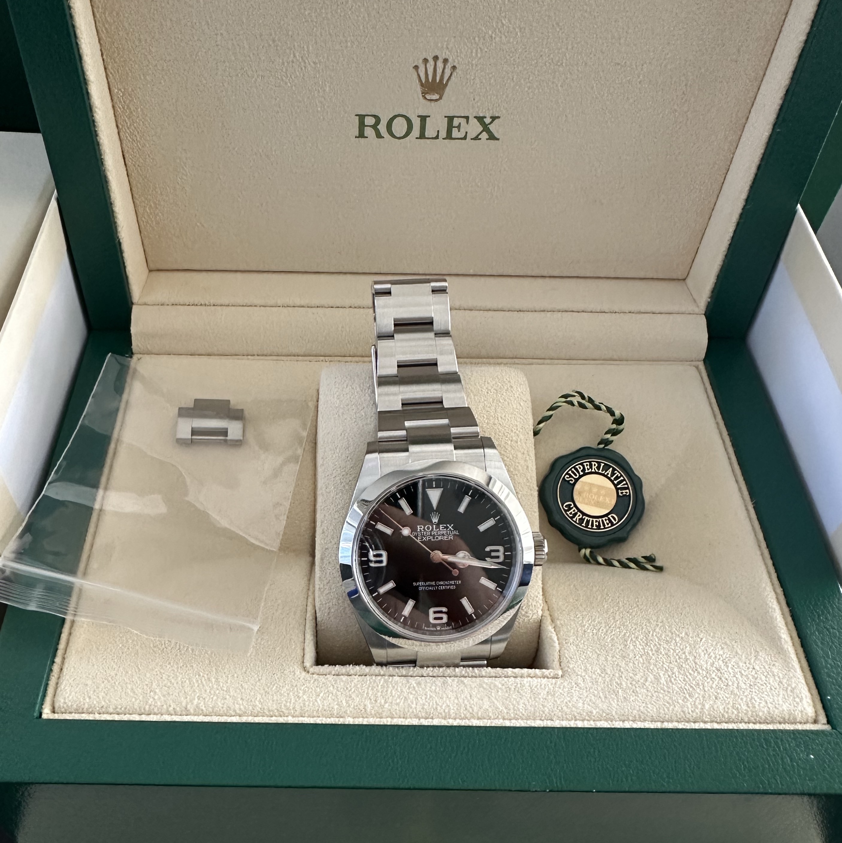 Rolex Explorer 40mm 224270 Black Oyster 착용 스타일 - 3