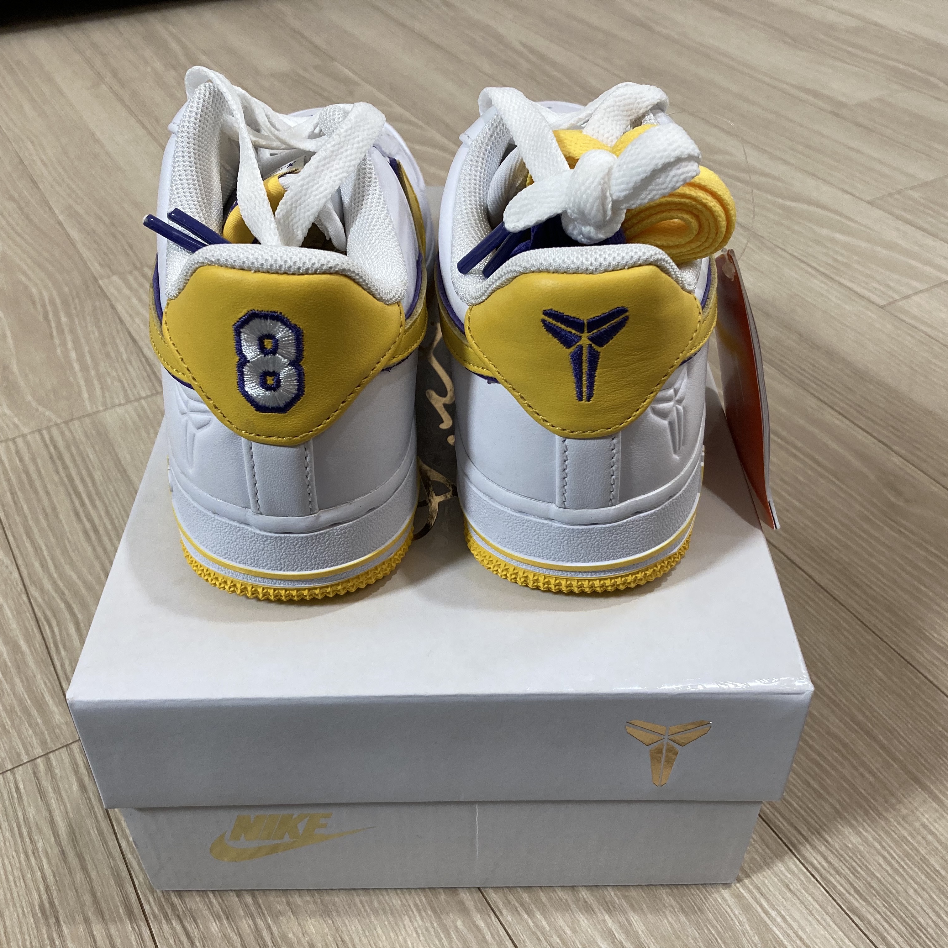 Nike x Kobe Bryant Air Force 1 Low Retro QS Varsity Maize and Varsity Purple 착용 스타일 - 3