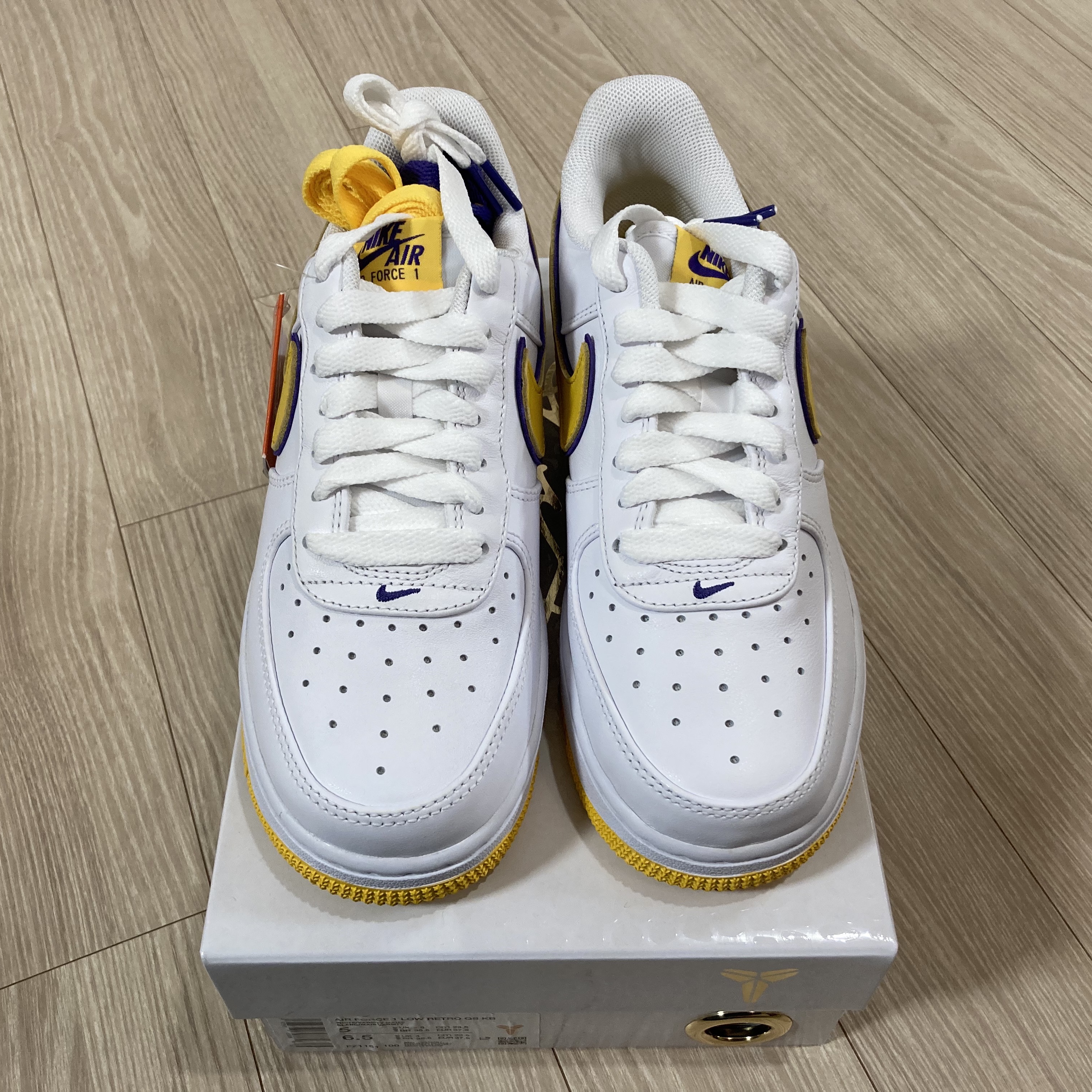 Nike x Kobe Bryant Air Force 1 Low Retro QS Varsity Maize and Varsity Purple 착용 스타일 - 2