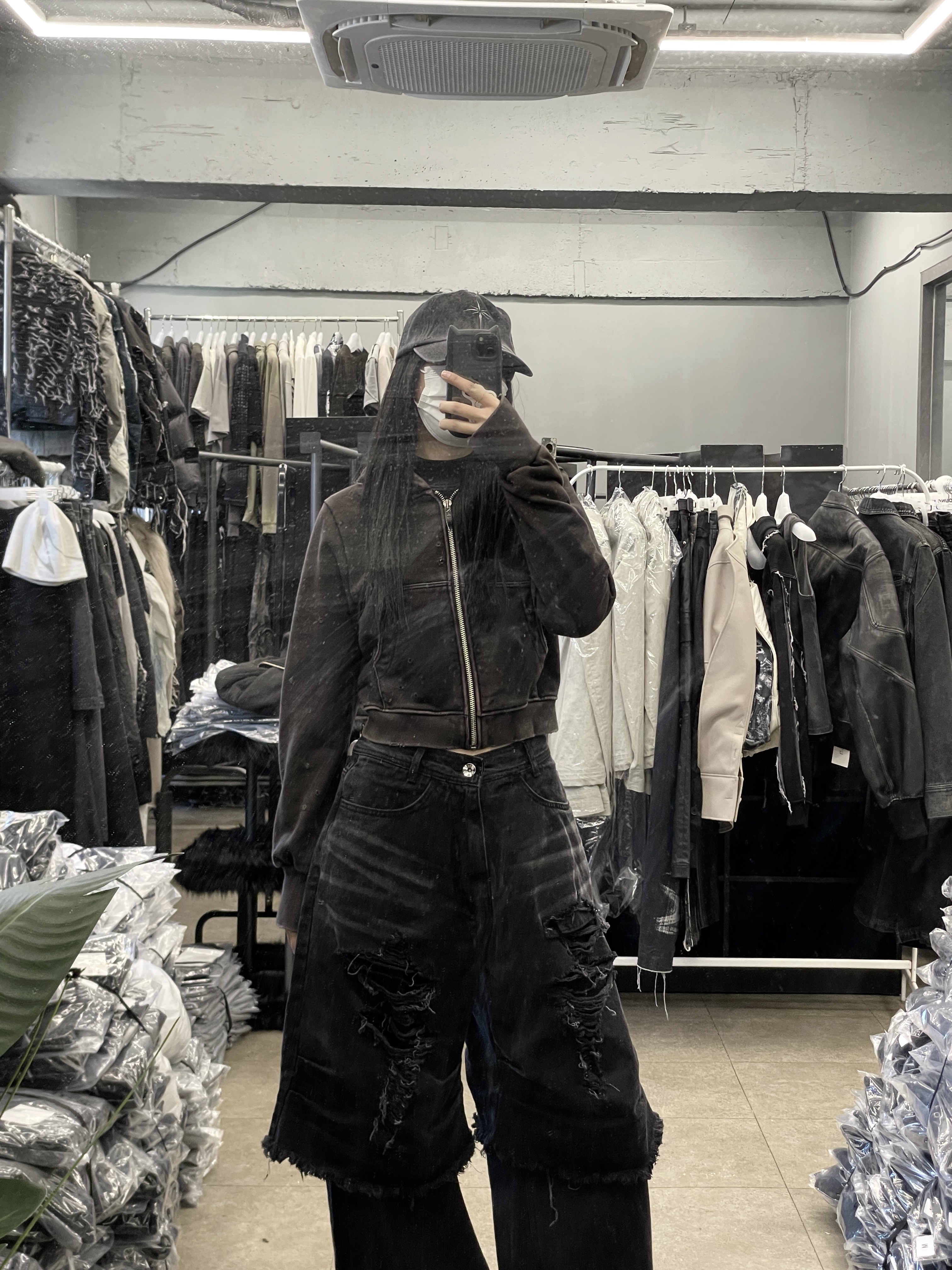 [KREAM 단독] BLR Destroyed Vintage Double Denim Pants Black, BLR Snowflakes Logo Washing Denim Ball Cap Black 착용 스타일 - 2