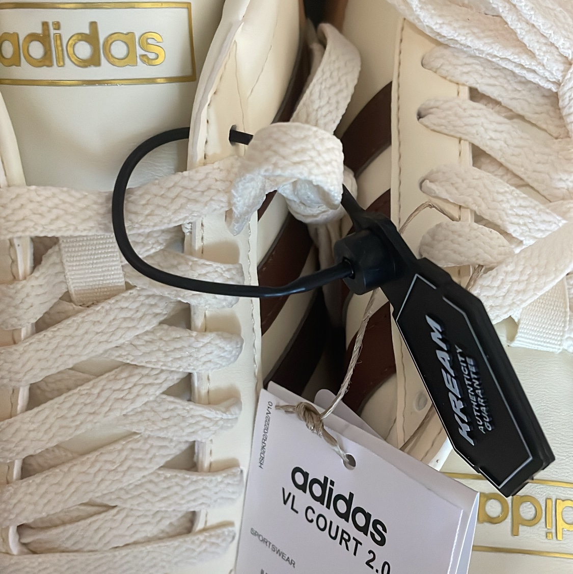 Adidas VL Court 2.0 Cream Brown 착용 스타일 - 1