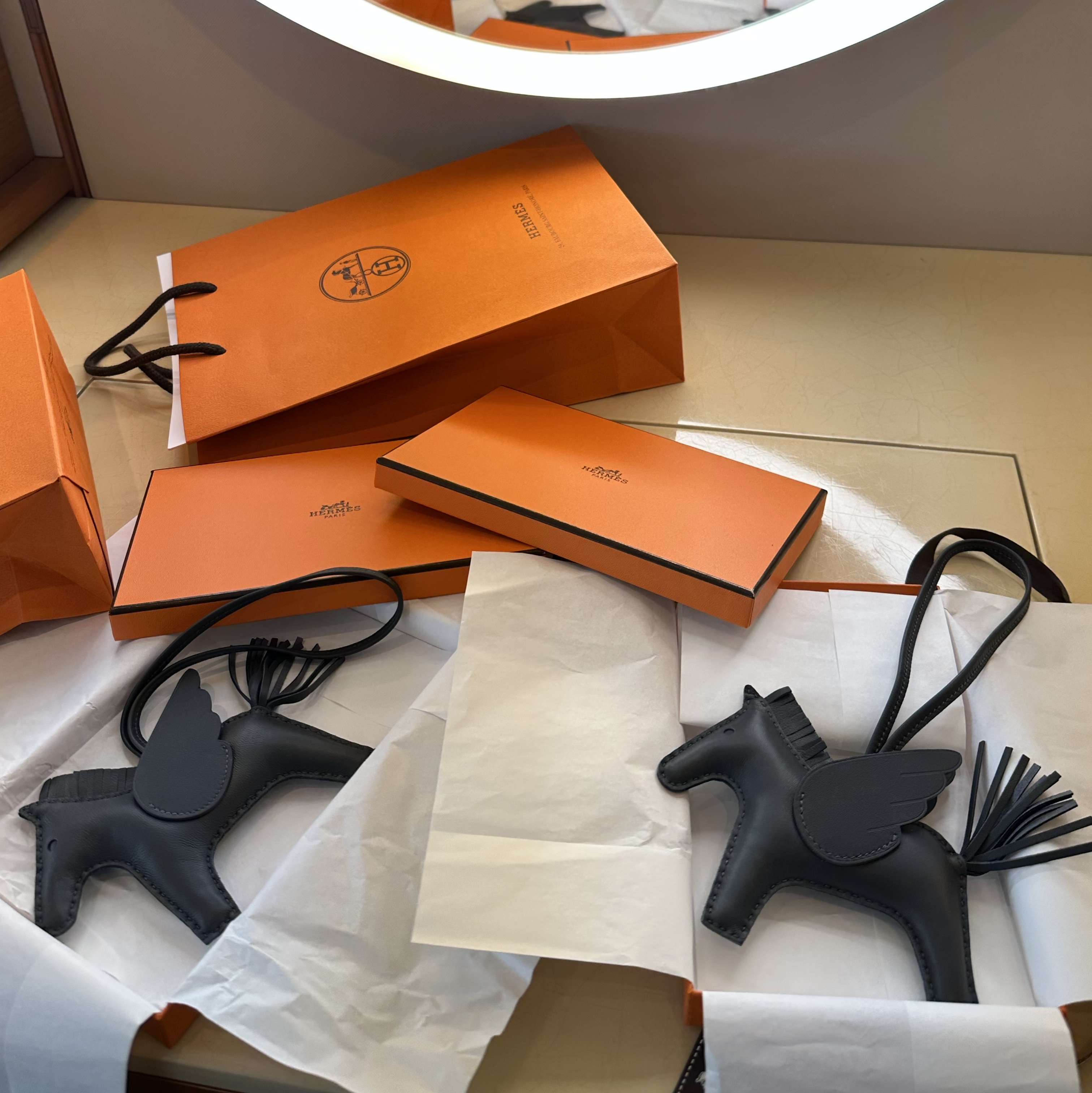 Hermes Rodeo Pegase MM Charm Milo Swift & Noir, Hermes Jypsiere Mini Bag Evercolor & Palladium New Bleu Hydra 착용 스타일 - 3