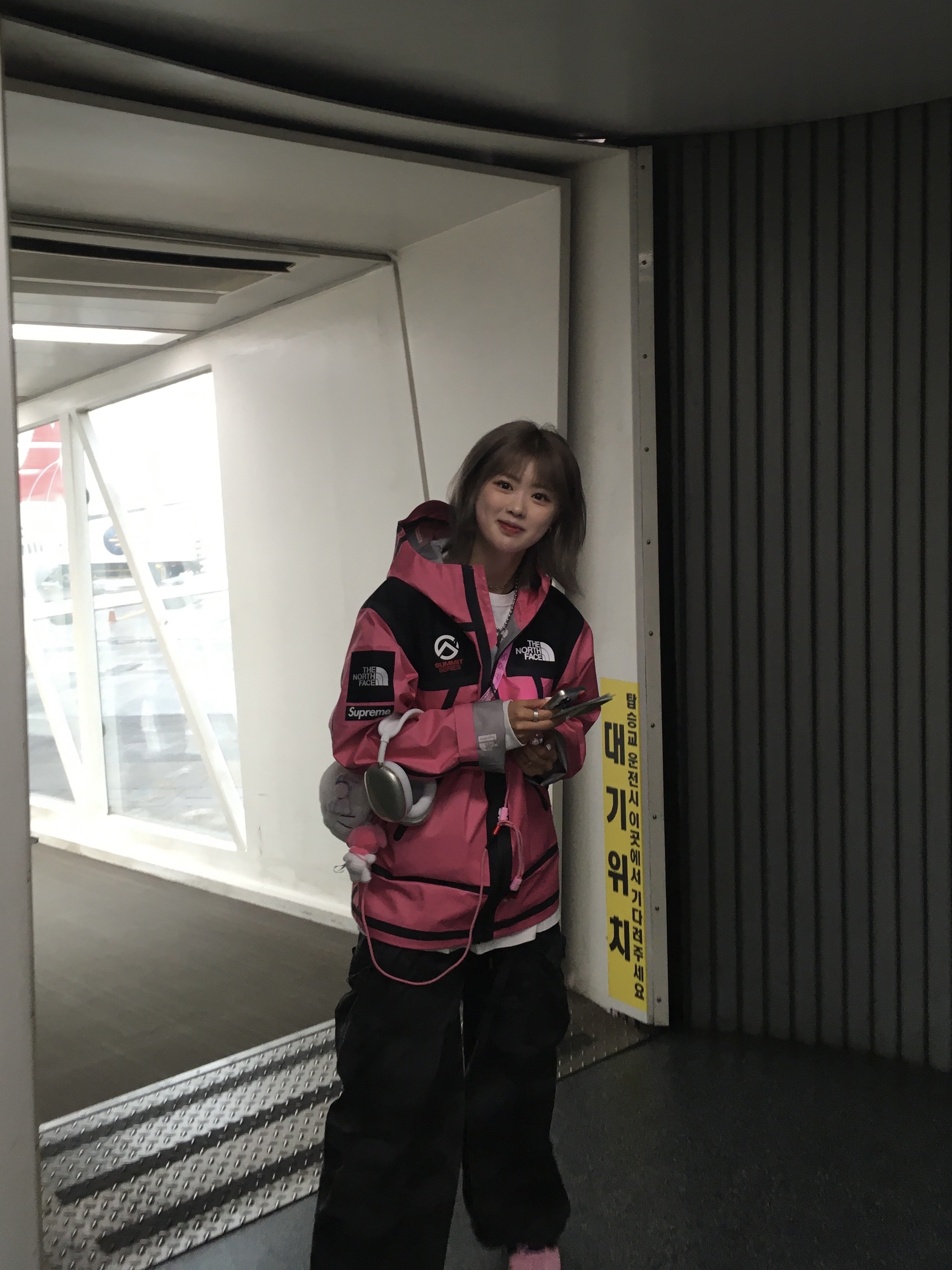(W) Adidas Gazelle Bold Pink Glow Victory Blue, Supreme x The North Face Summit Series Outer Tape Seam Jacket Pink - 21SS 착용 스타일 - 1