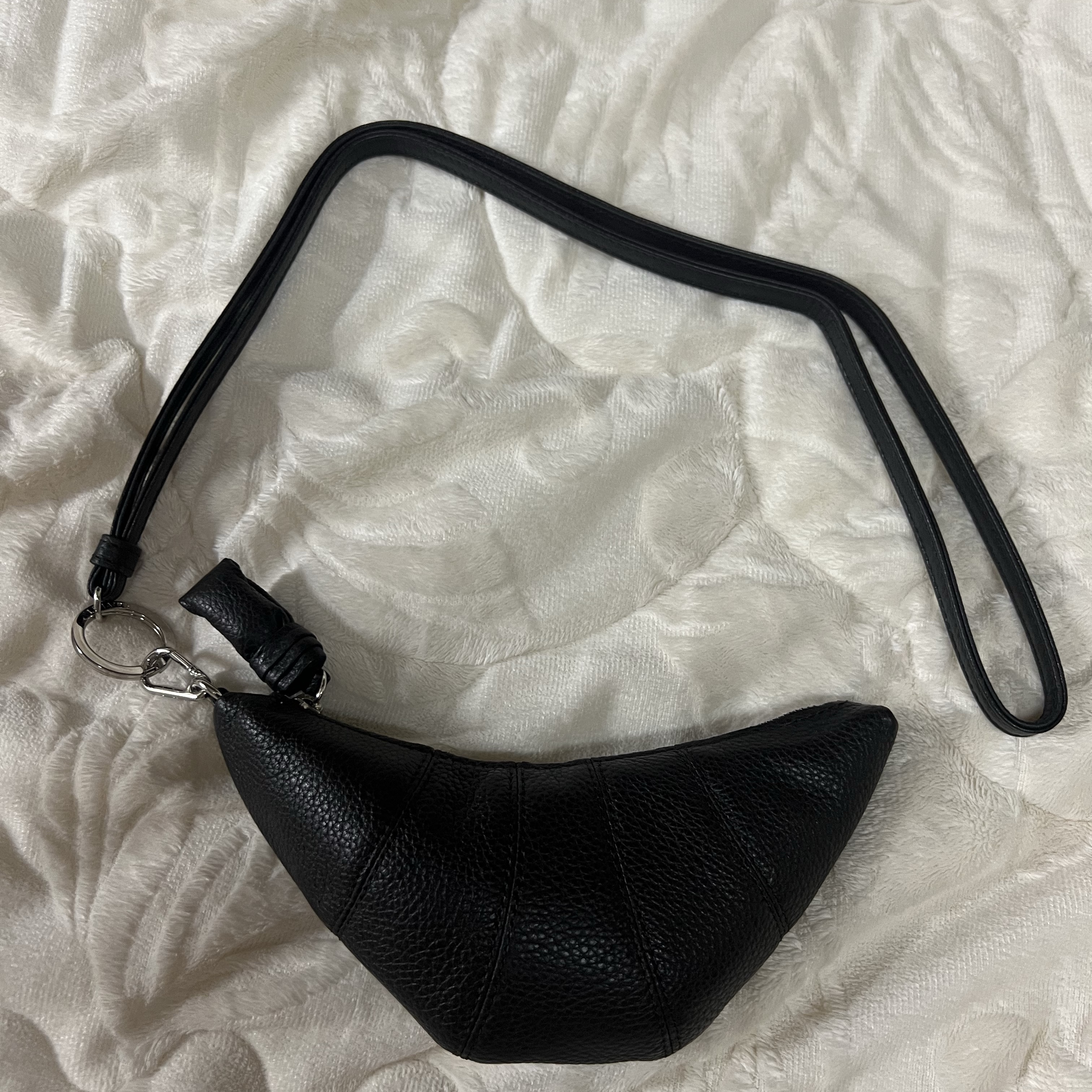 Lemaire Croissant Coin Purse Necklace Soft Grained Leather Dark Chocolate 착용 스타일