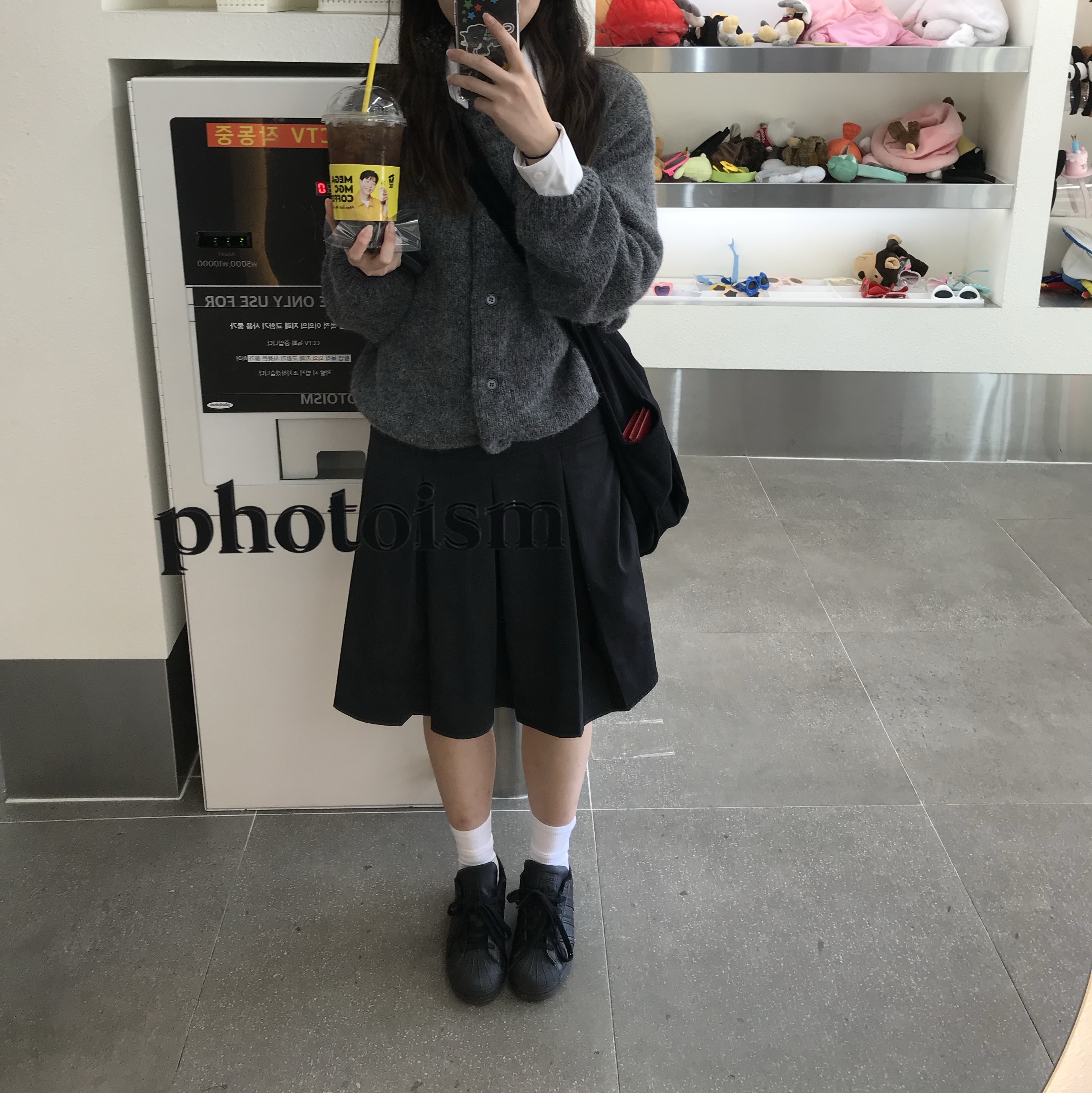 Adidas Superstar Triple Black 착용 스타일