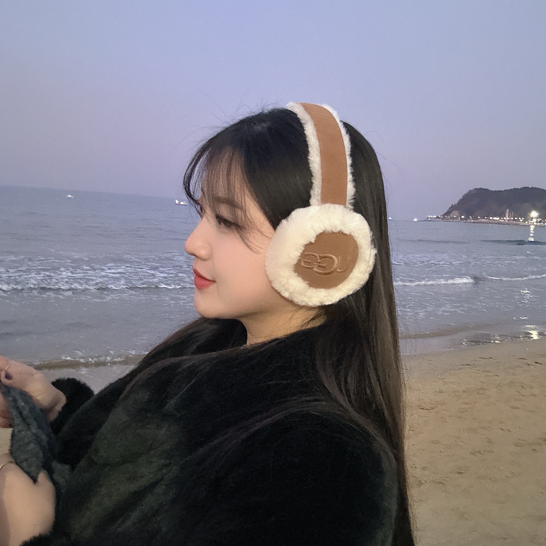 (W) UGG Embroidered Logo Earmuff Chestnut 착용 스타일