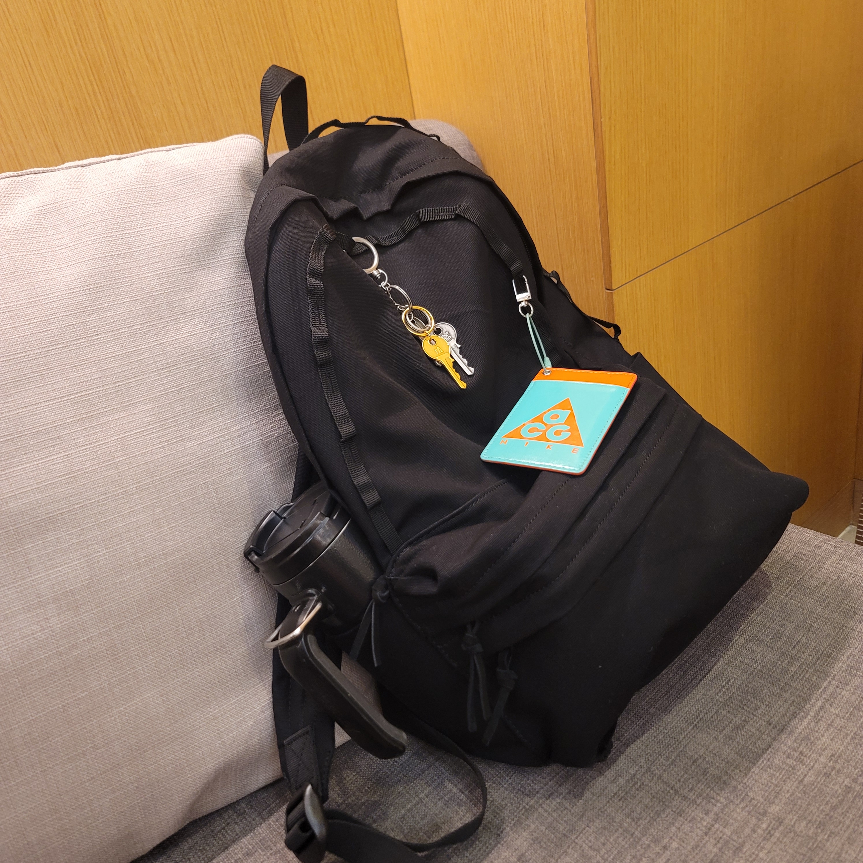 Nike ACG Arctic Wolf Vest Baroque Brown - Asia, Stanley The Quencher H2.0 FlowState Tumbler 1.18L Charcoal 착용 스타일 - 1