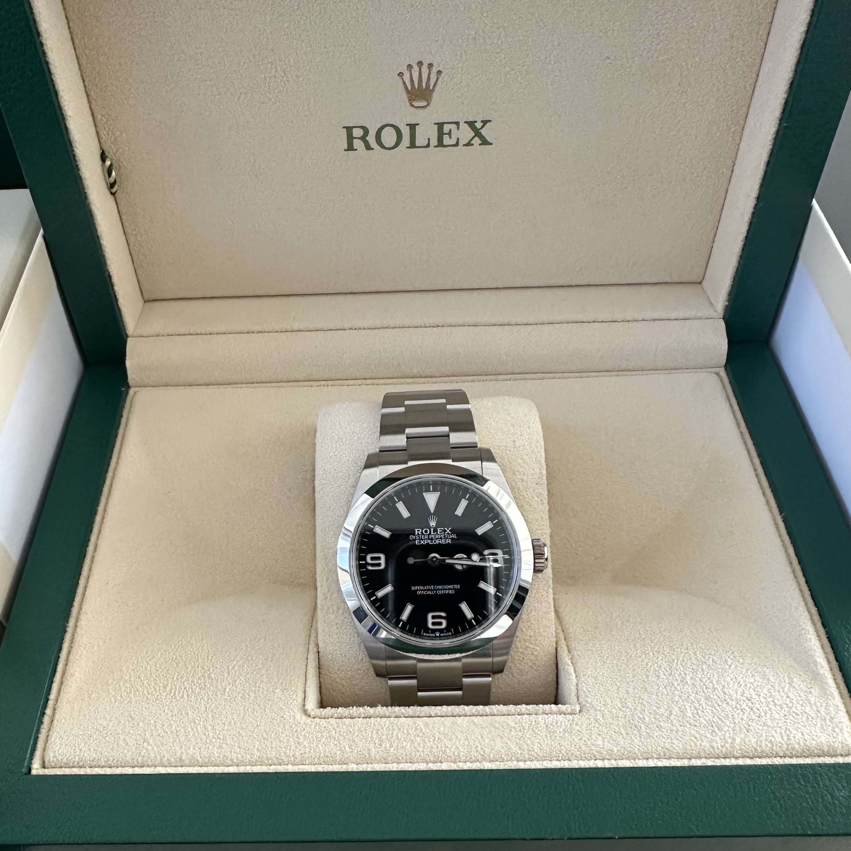 Rolex Explorer 40mm 224270 Black Oyster 착용 스타일 - 4