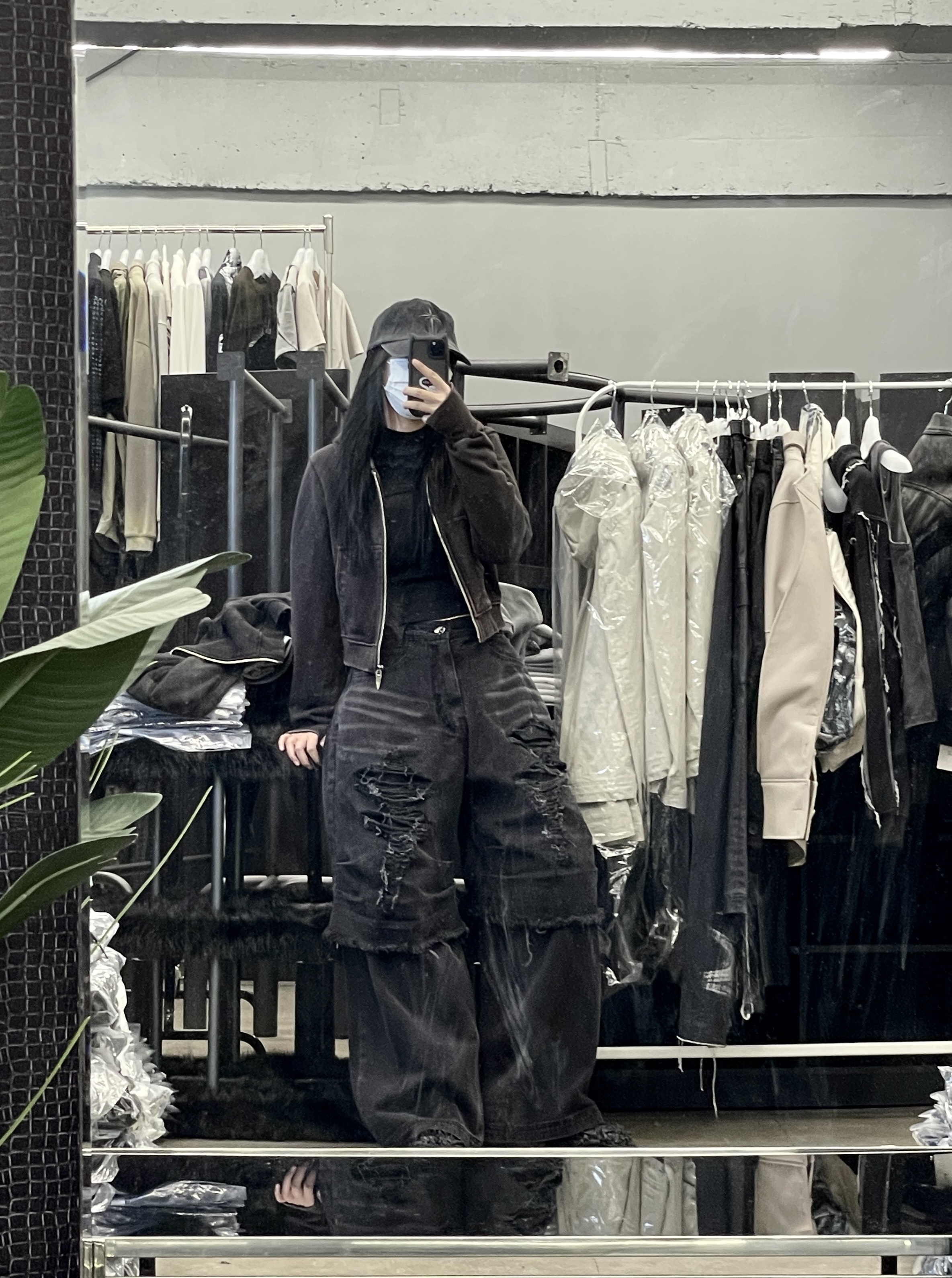 [KREAM 단독] BLR Destroyed Vintage Double Denim Pants Black, BLR Snowflakes Logo Washing Denim Ball Cap Black 착용 스타일 - 1