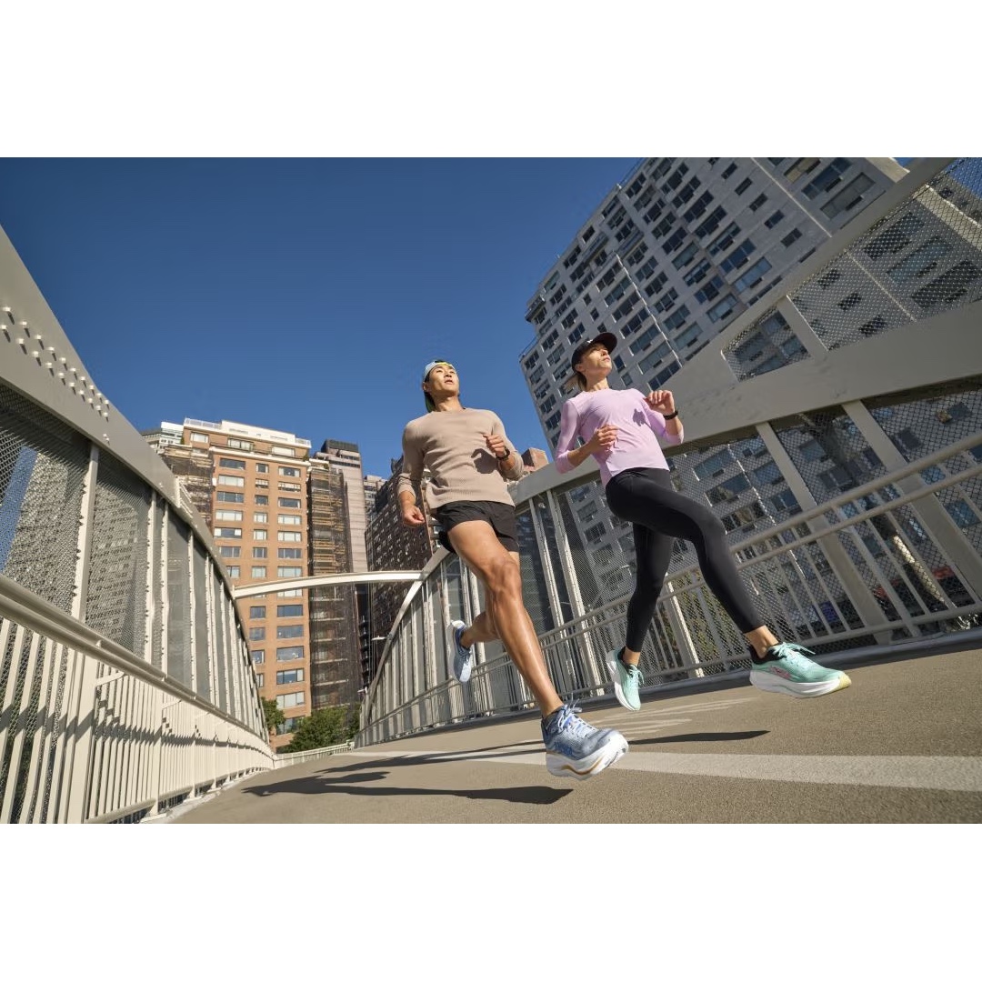 Hoka Bondi 9 Drizzle Downpour - Wide, Hoka Bondi 9 Luna Moth Blue Spark - Regular 착용 스타일 - 5