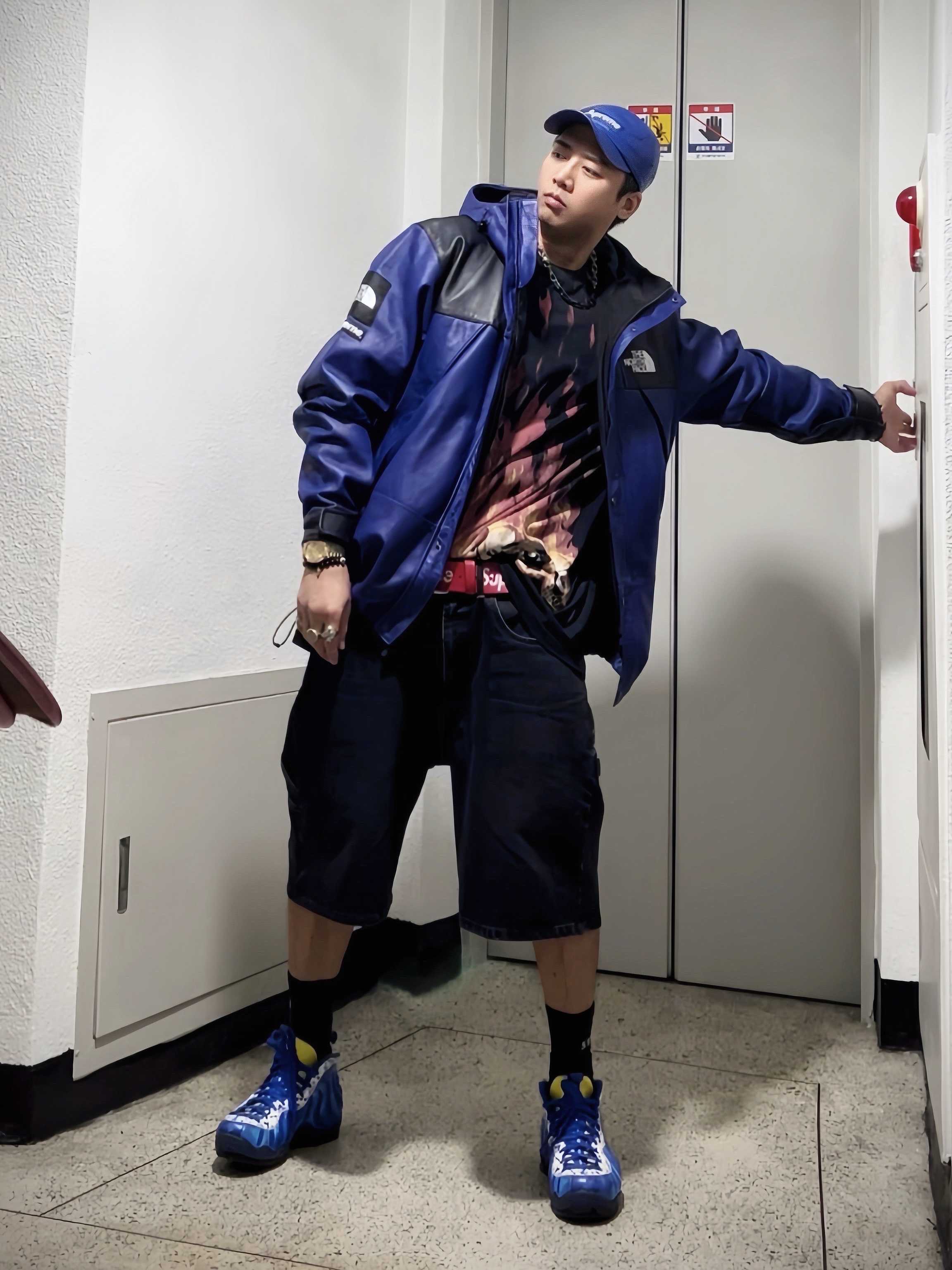 Supreme Leather Camp Cap Royal - 21SS, Supreme x The North Face Leather Mountain Parka Royal - 18FW 착용 스타일 - 2