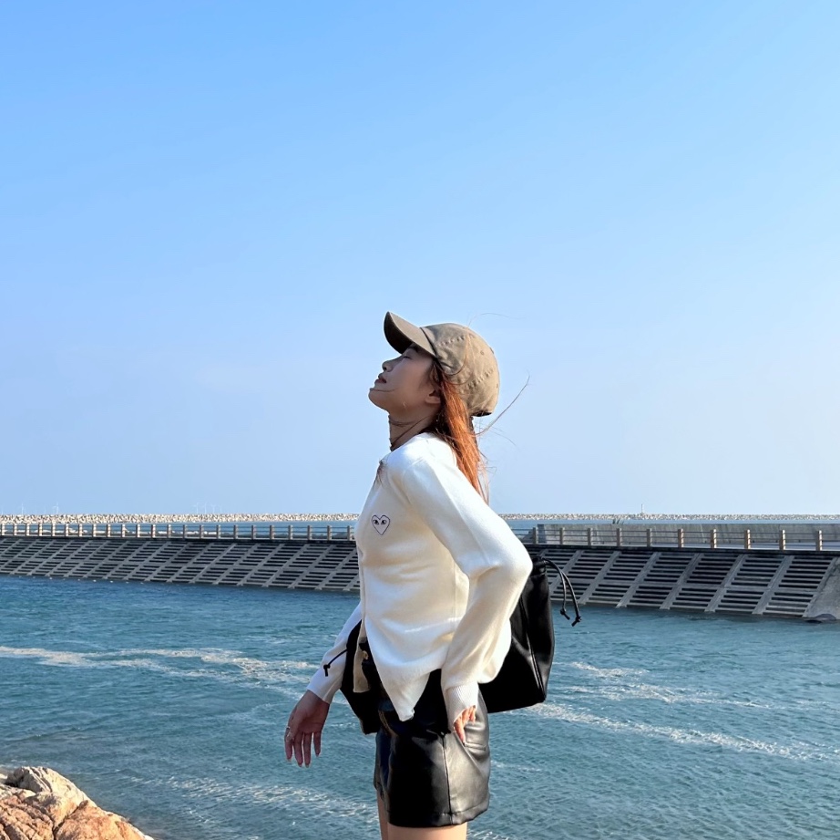 Play Comme des Garcons White Heart Knit Cardigan Natural 착용 스타일