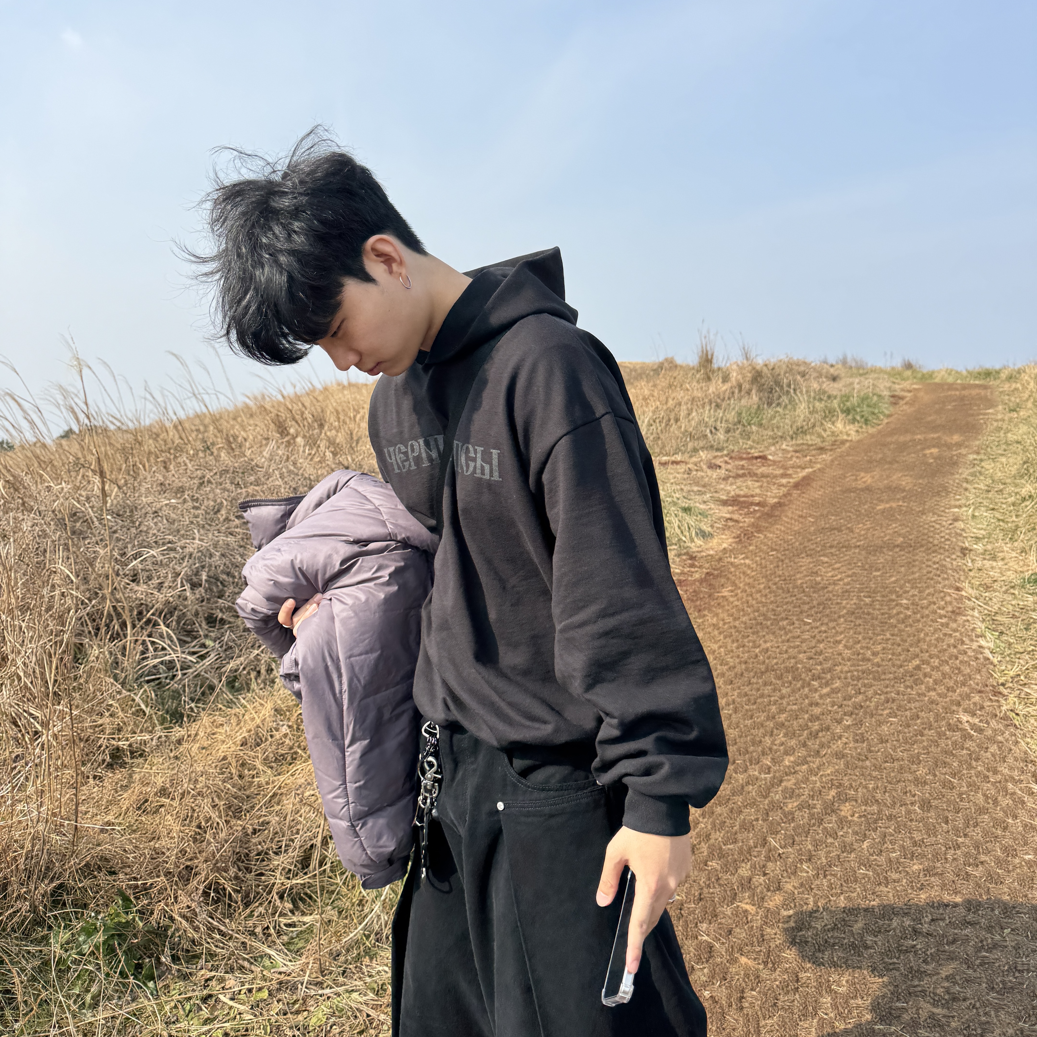Yeezy x Gosha Rubchinskiy YZY Black Dogs Hoodie Black, Jordan 1 Low SE Chocolate Bliss 착용 스타일 - 2