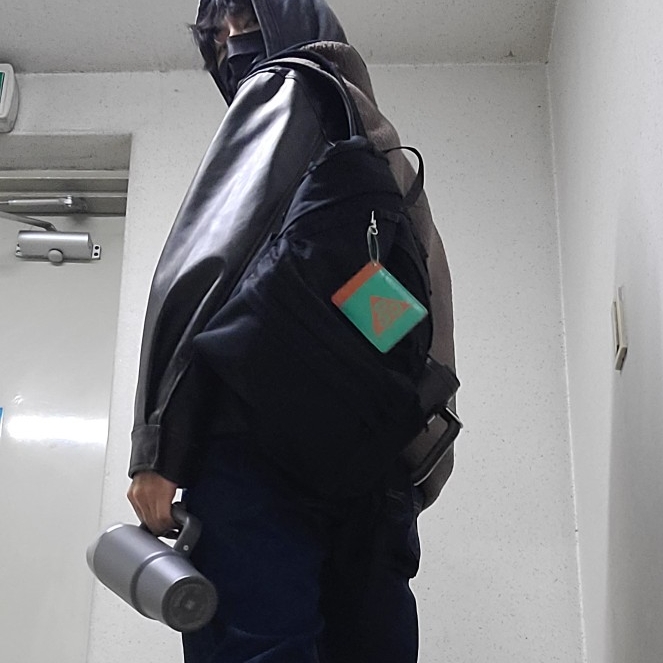 Nike ACG Arctic Wolf Vest Baroque Brown - Asia, Stanley The Quencher H2.0 FlowState Tumbler 1.18L Charcoal 착용 스타일 - 2