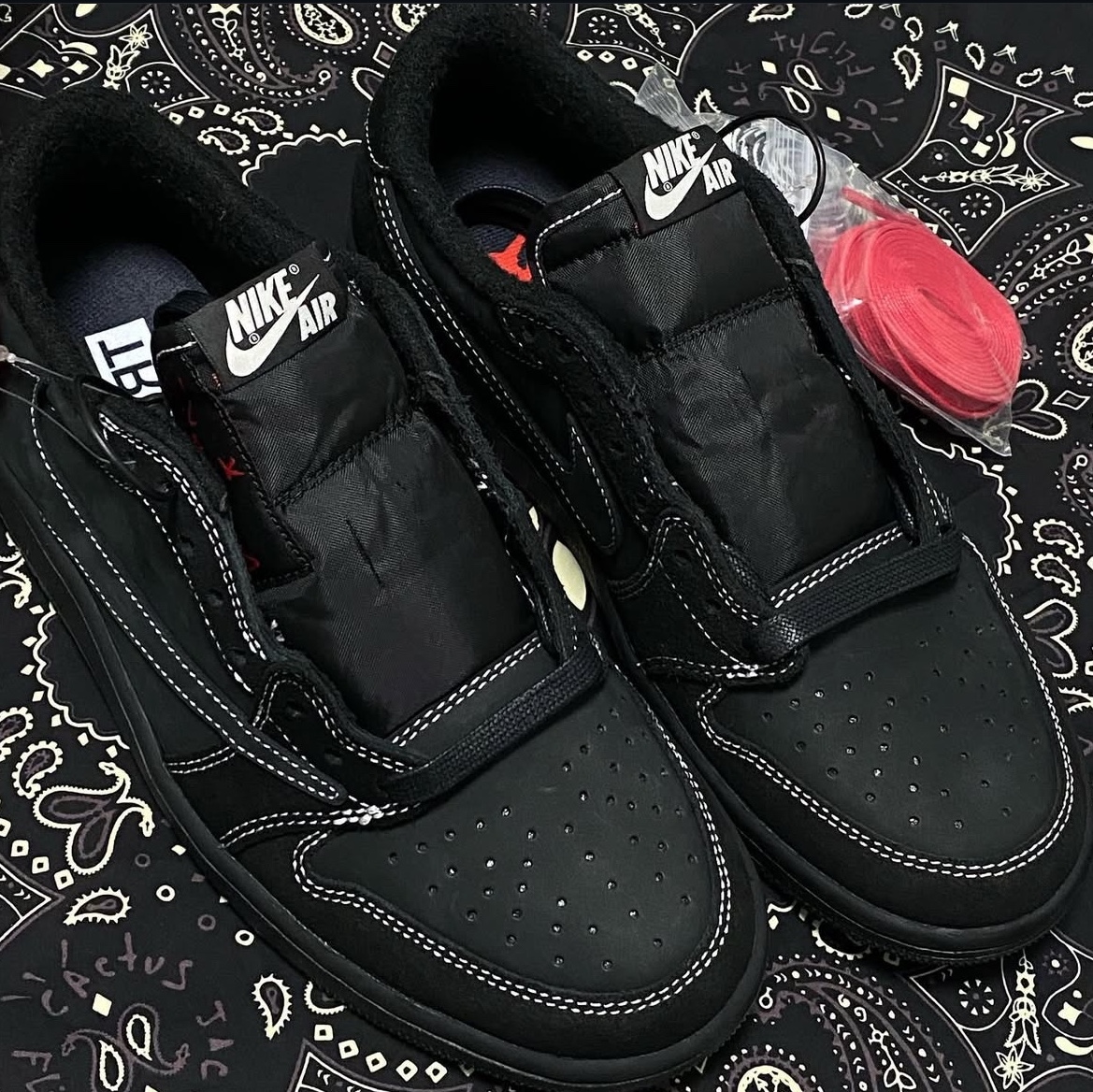 Jordan 1 x Travis Scott Retro Low OG SP Black Phantom 착용 스타일