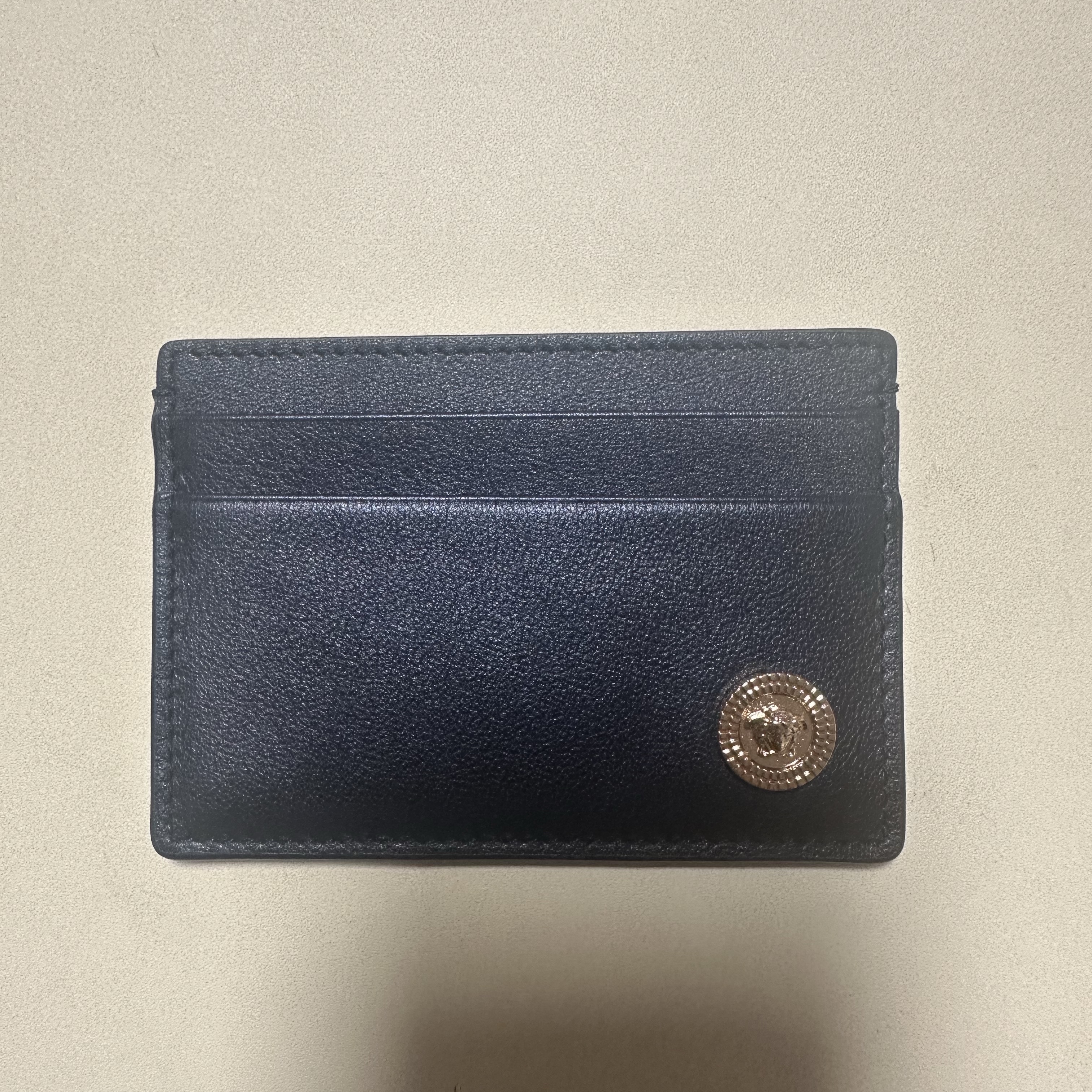 Versace Medusa Biggie Card Holder Black 착용 스타일