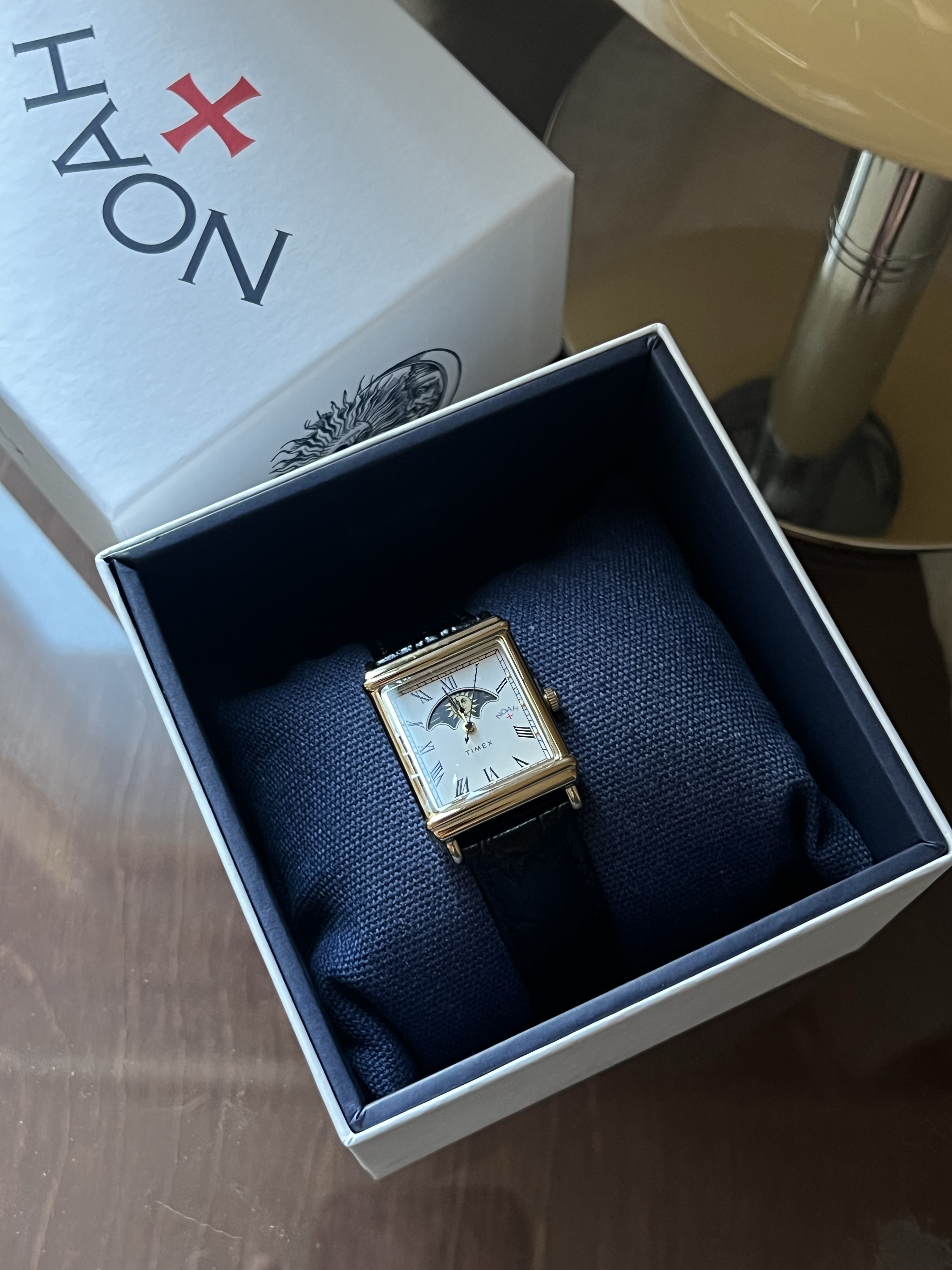Timex x Noah Sun and Moon Watch Black Gold 착용 스타일 - 2