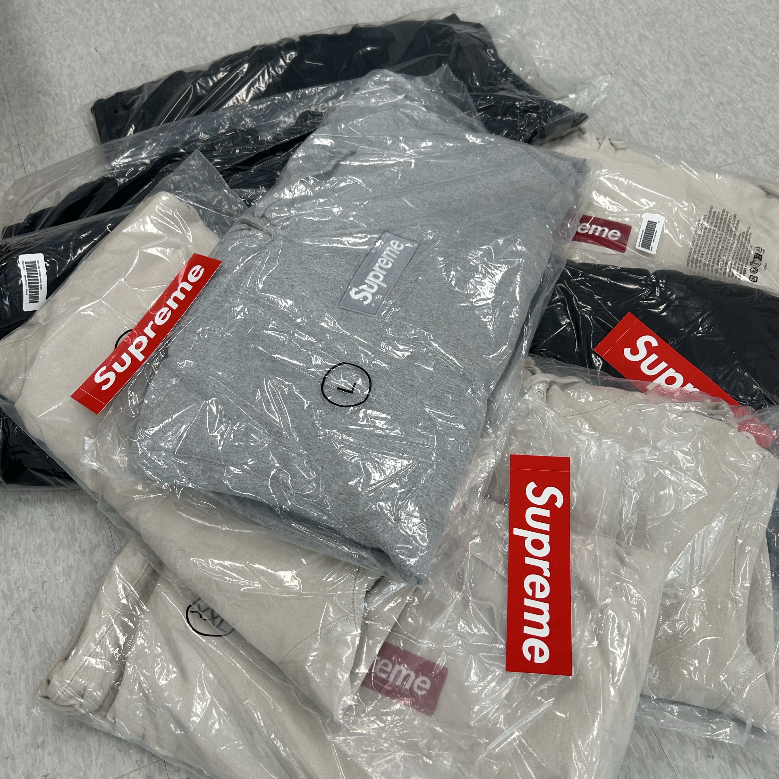 Supreme Box Logo Hooded Sweatshirt Heather Grey - 24FW, Supreme Box Logo Hooded Sweatshirt Black - 24FW 착용 스타일
