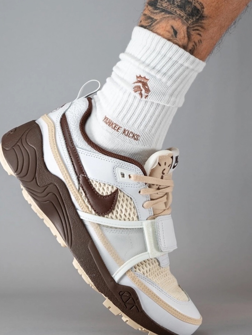 Nike x Travis Scott Zoom Field Jaxx White and Light Chocolate 착용 스타일 - 2
