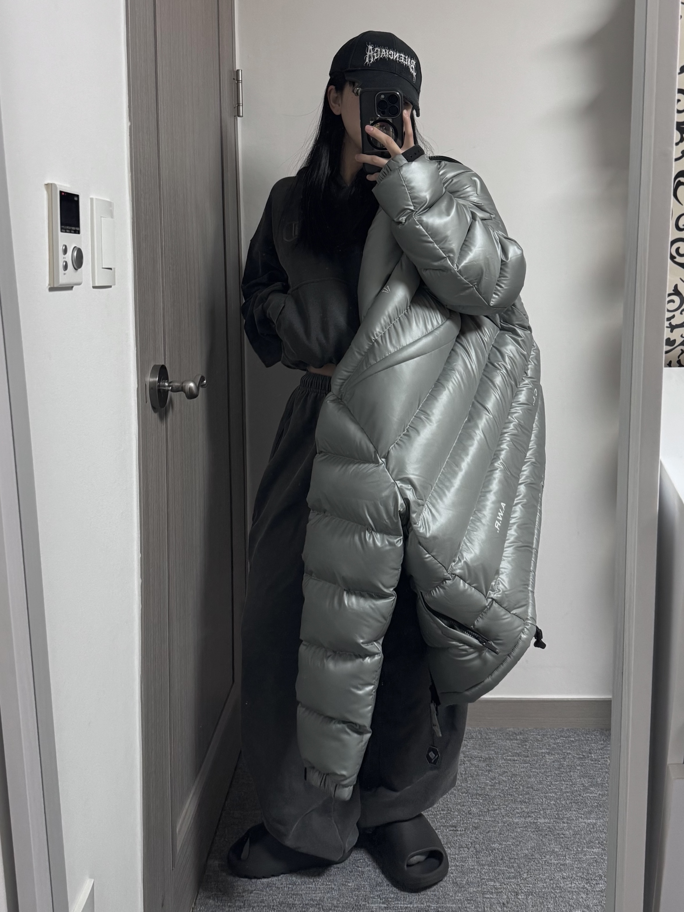 Nike x Drake Nocta Sunset Puffer Jacket Mica Green Cyber (FN8196-330), Adidas Yeezy Slide Onyx 착용 스타일 - 1