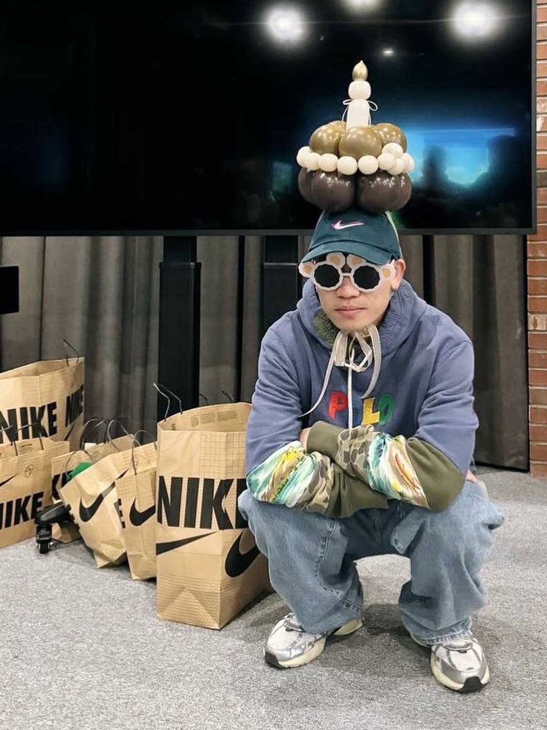 Nike V2K Run Summit White Metallic Silver, (W) Jordan 1 x Travis Scott Retro Low OG SP Medium Olive 착용 스타일 - 2