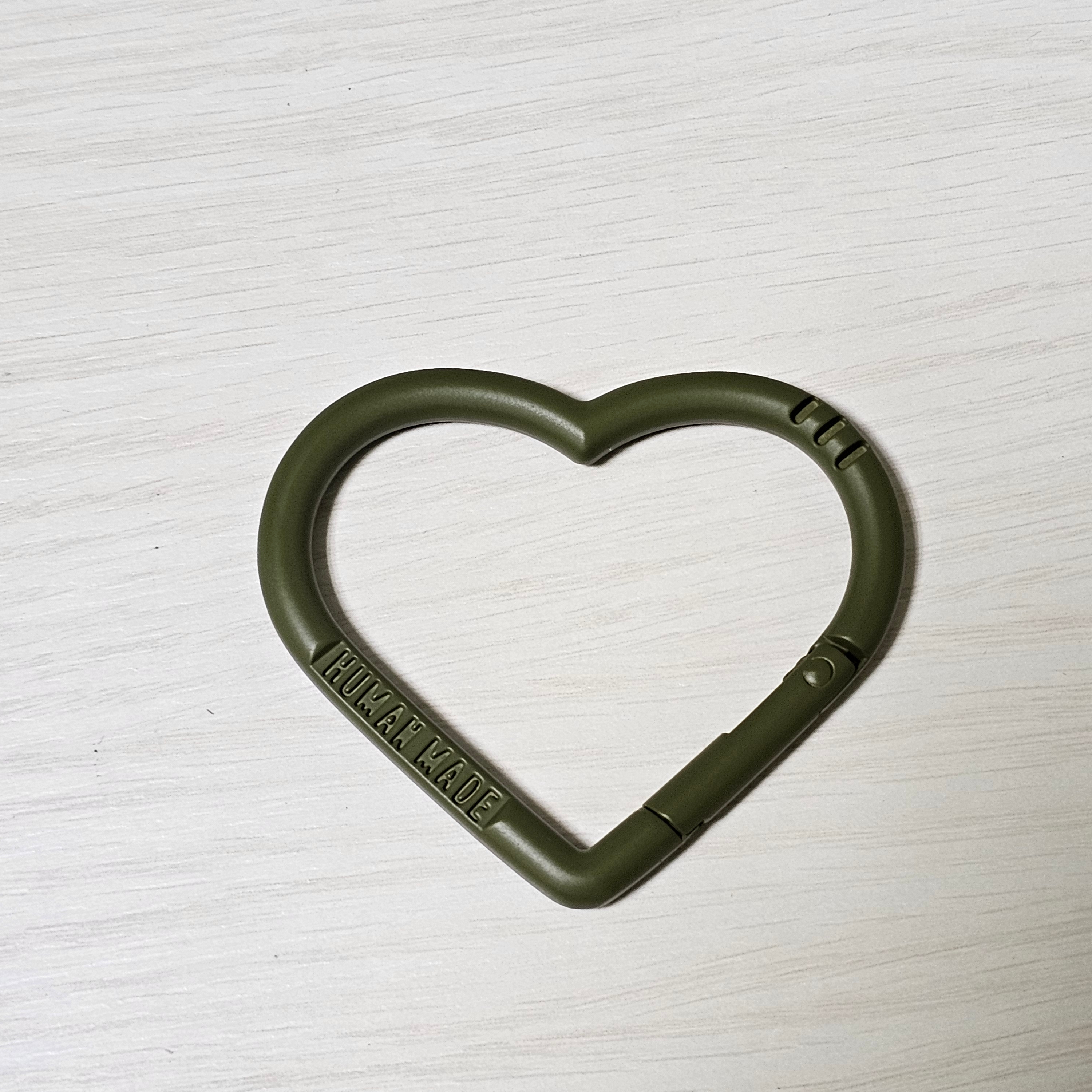 Human Made Heart Carabiner Olive Drab 착용 스타일 - 2