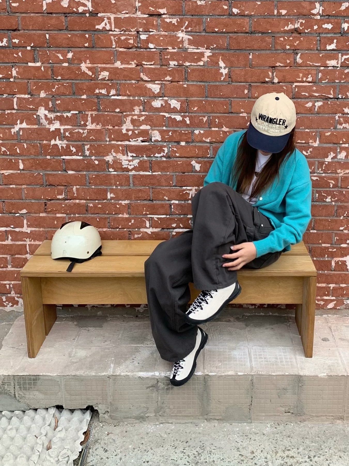 Keen 25SS New Jasper Sneakers Birch/Black 착용 스타일
