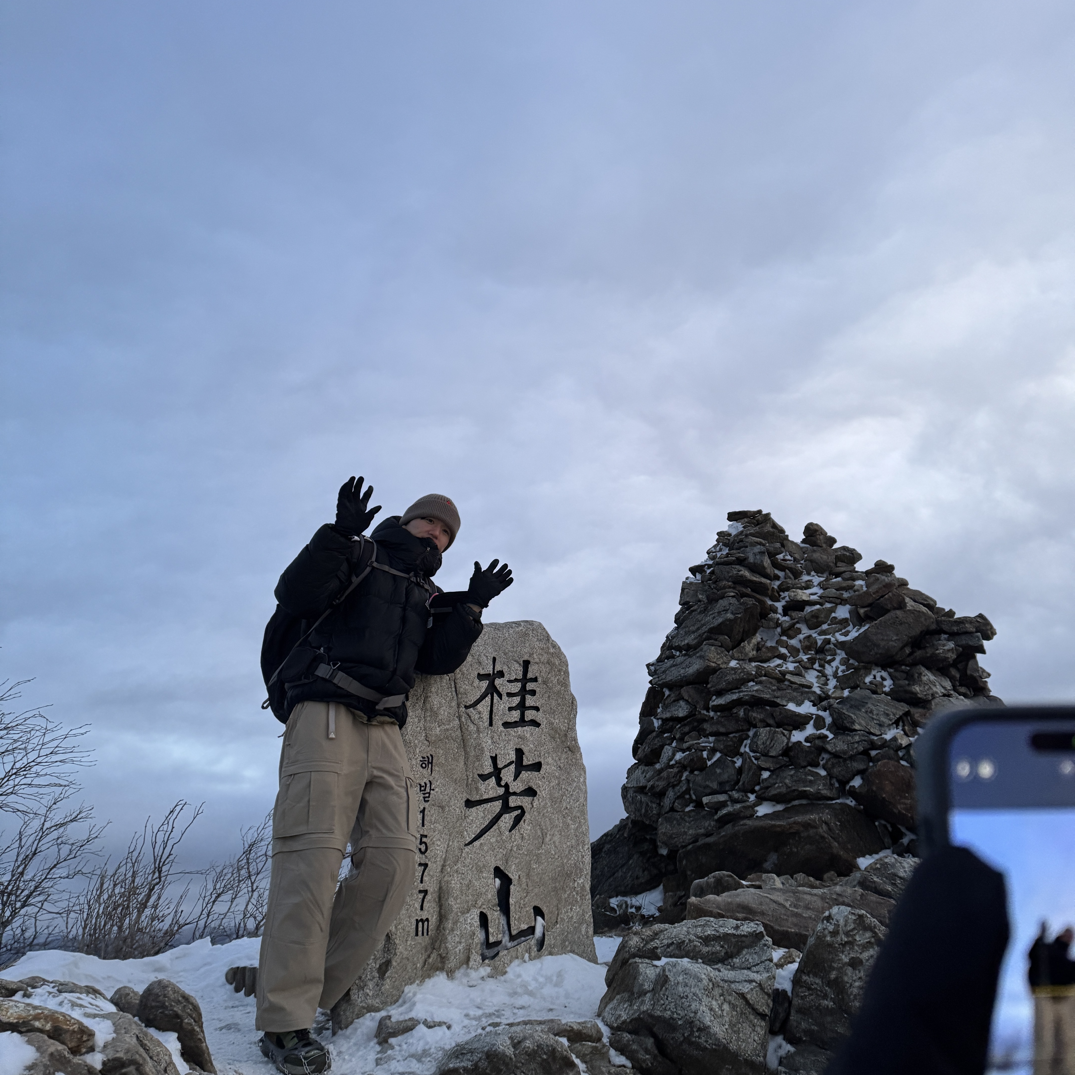 Nike ACG Smith Summit Cargo Pants Khaki Iron Ore - Asia, Nike ACG Therma-Fit ADV Lunar Lake Puffer Jacket Black - Asia 착용 스타일 - 1