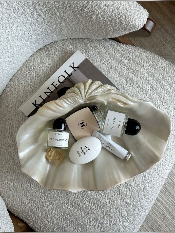 Byredo Blanche Eau De Parfum 100ml, Chanel No.5 Leau on Hand Cream 50ml 착용 스타일 - 1