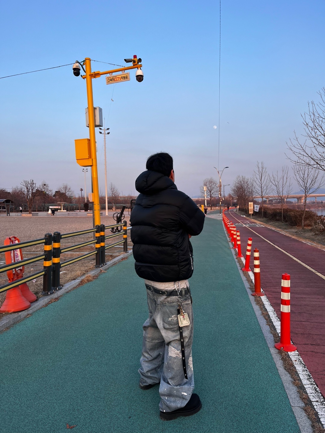 Nike ACG Therma-Fit ADV Lunar Lake Puffer Jacket Black - Asia, Project G/R Trompe-L’Oeil Denim Printed Pants Blue 착용 스타일 - 2