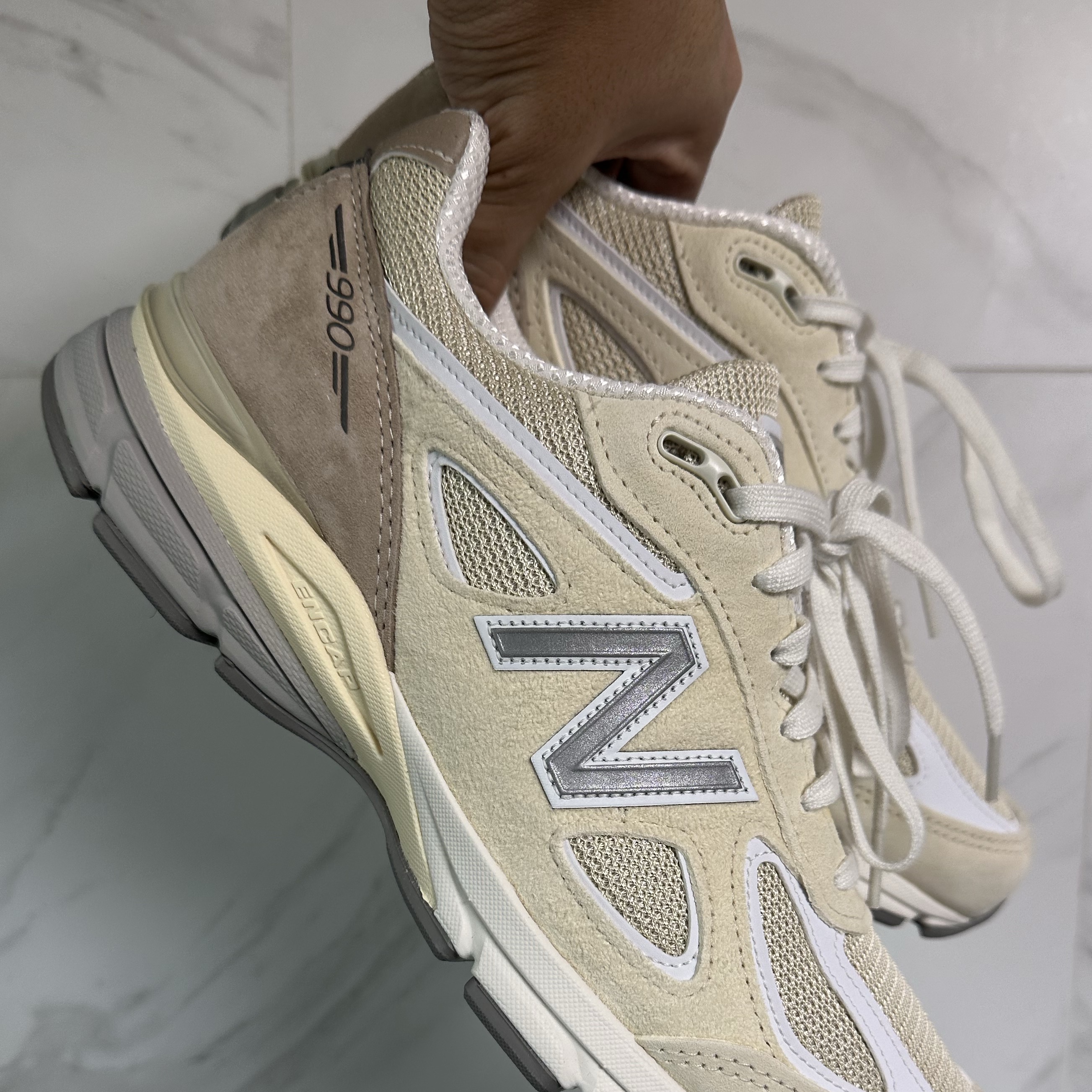 New Balance 990v4 Made in USA Cream White 착용 스타일