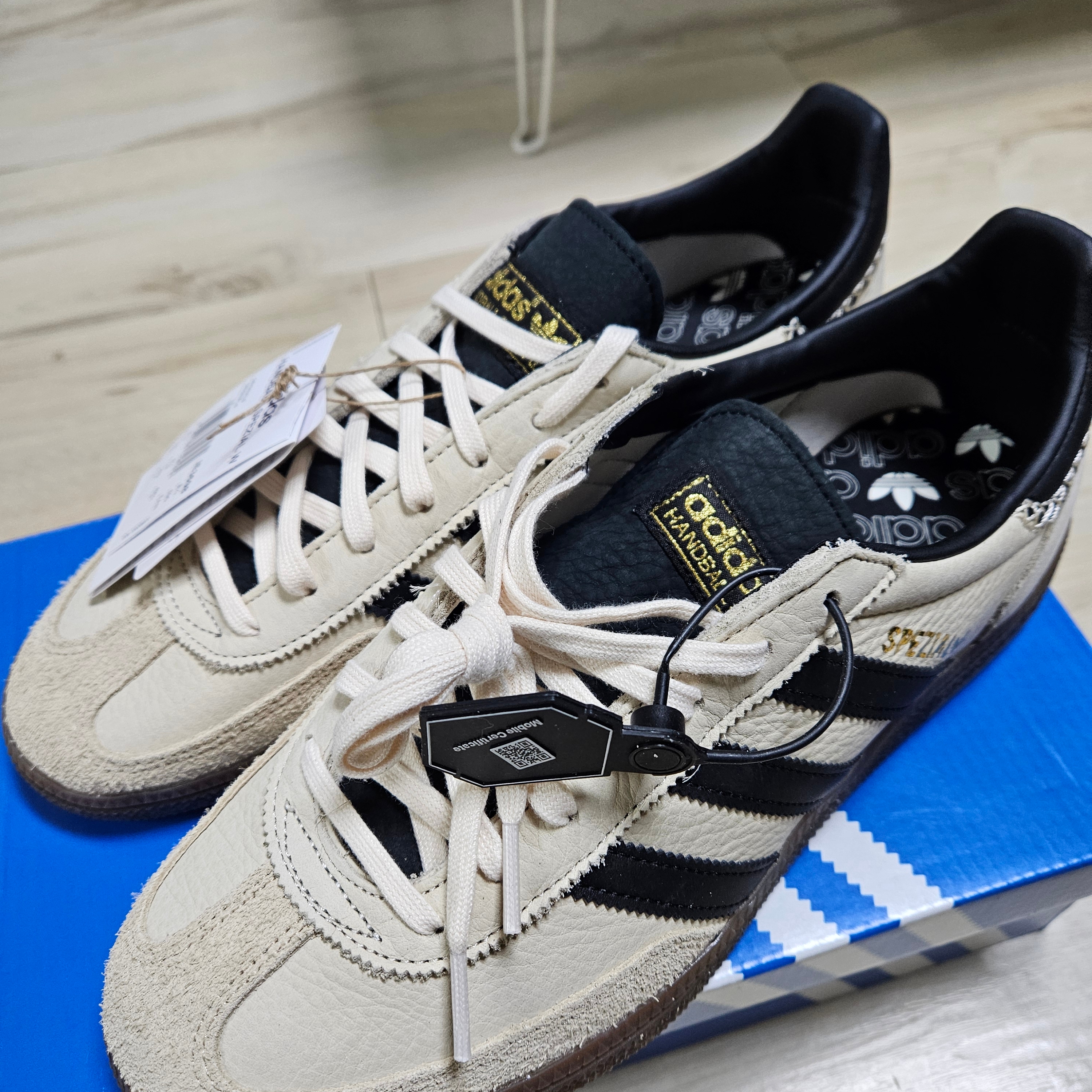 (W) Adidas Spezial Handball Wonder White Core Black 착용 스타일 - 1