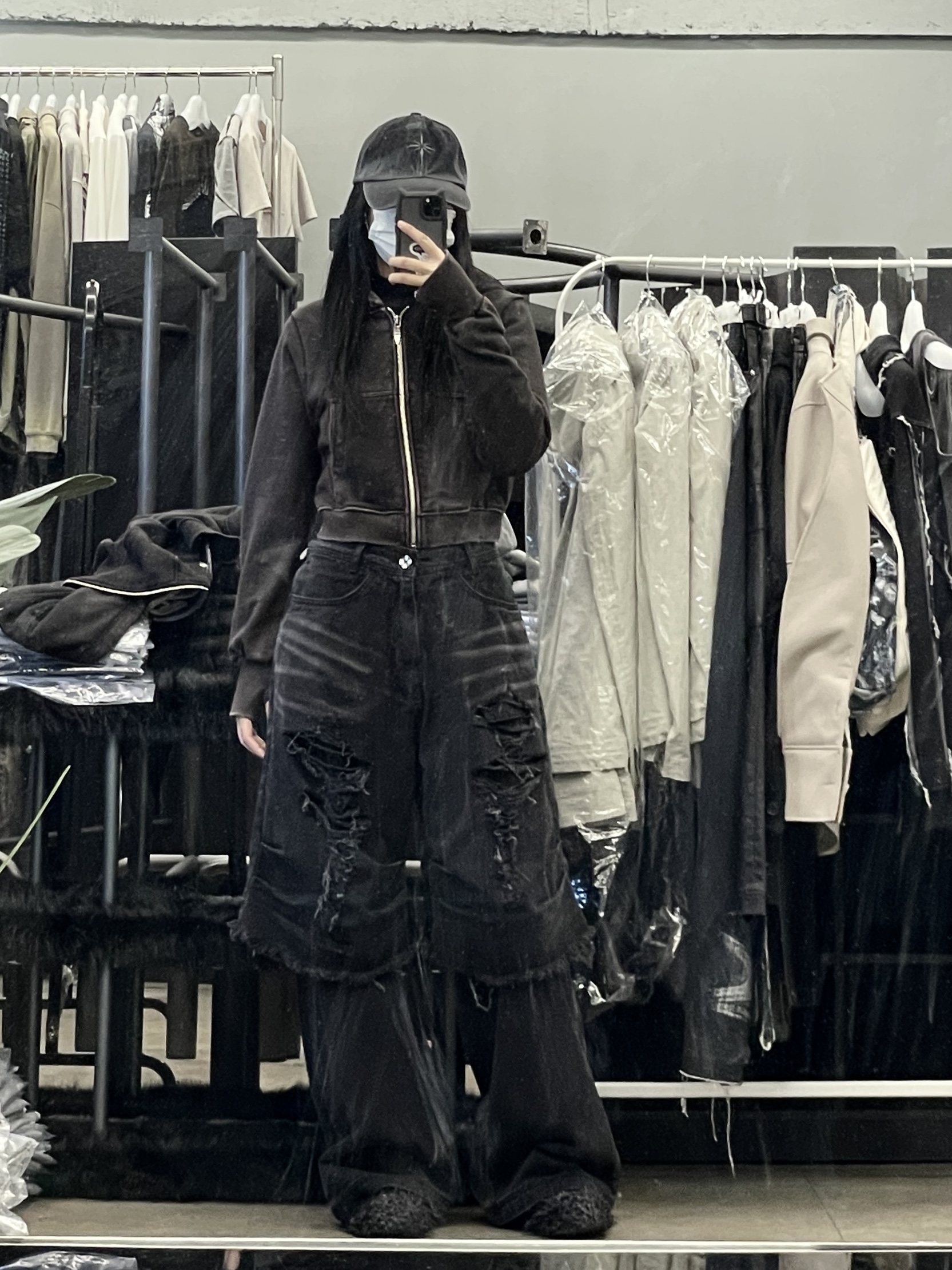[KREAM 단독] BLR Destroyed Vintage Double Denim Pants Black, BLR Snowflakes Logo Washing Denim Ball Cap Black 착용 스타일 - 3