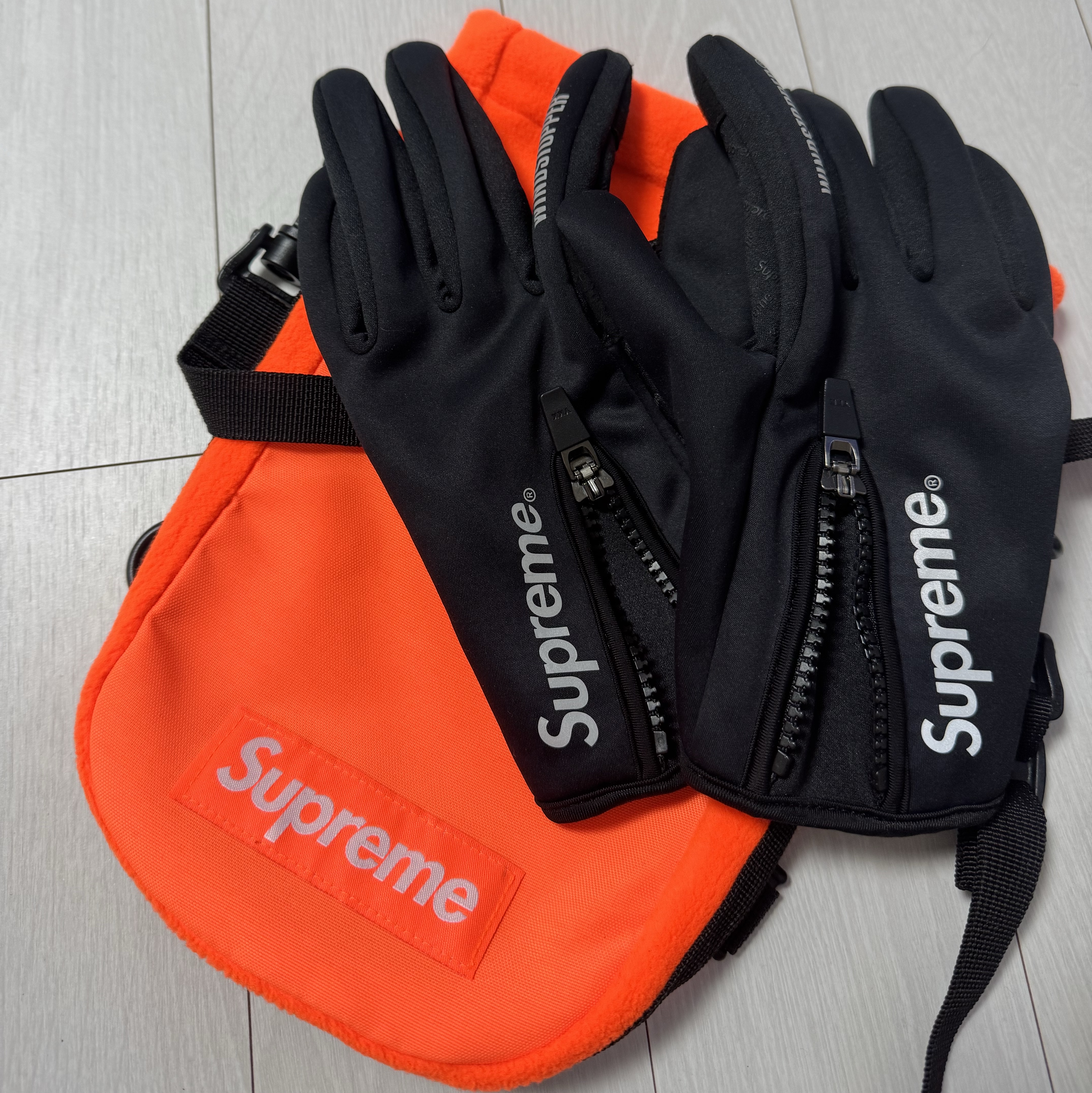 Supreme Windstopper Zip Gloves Black - 24FW, Supreme Polartec Sling Bag Orange - 24FW 착용 스타일