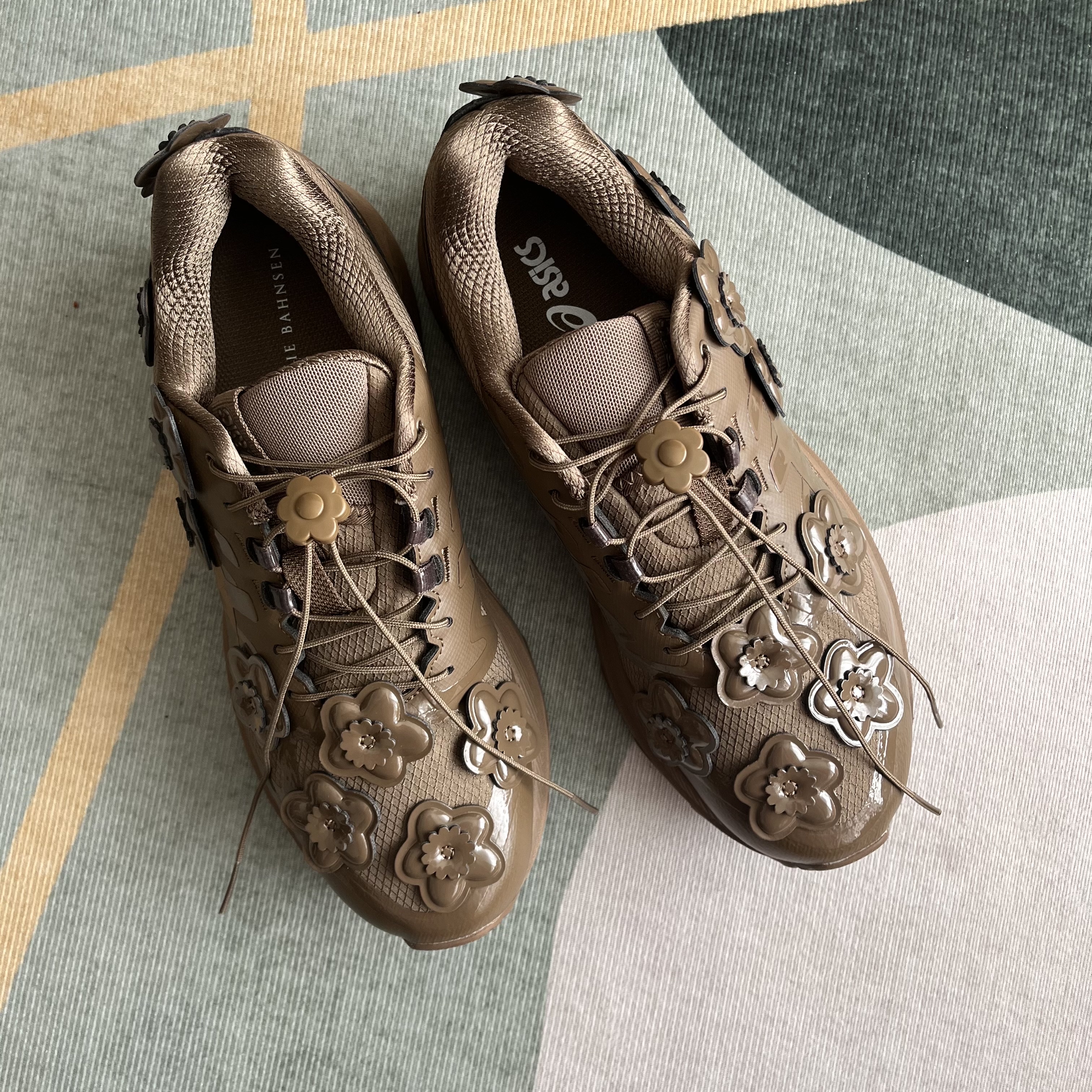 Asics x Cecilie Bahnsen Gel-Terrain Sepia 착용 스타일 - 4