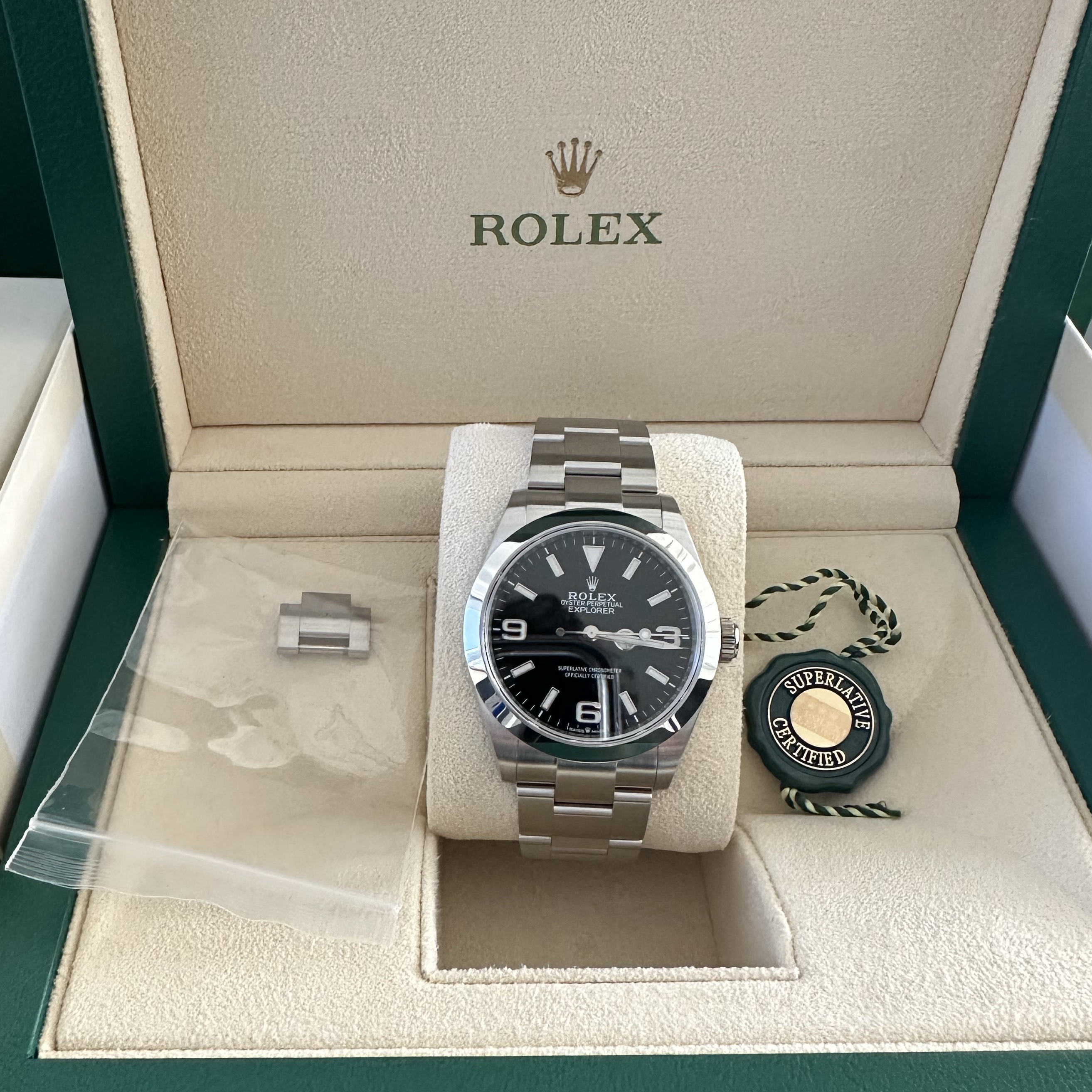 Rolex Explorer 40mm 224270 Black Oyster 착용 스타일 - 5