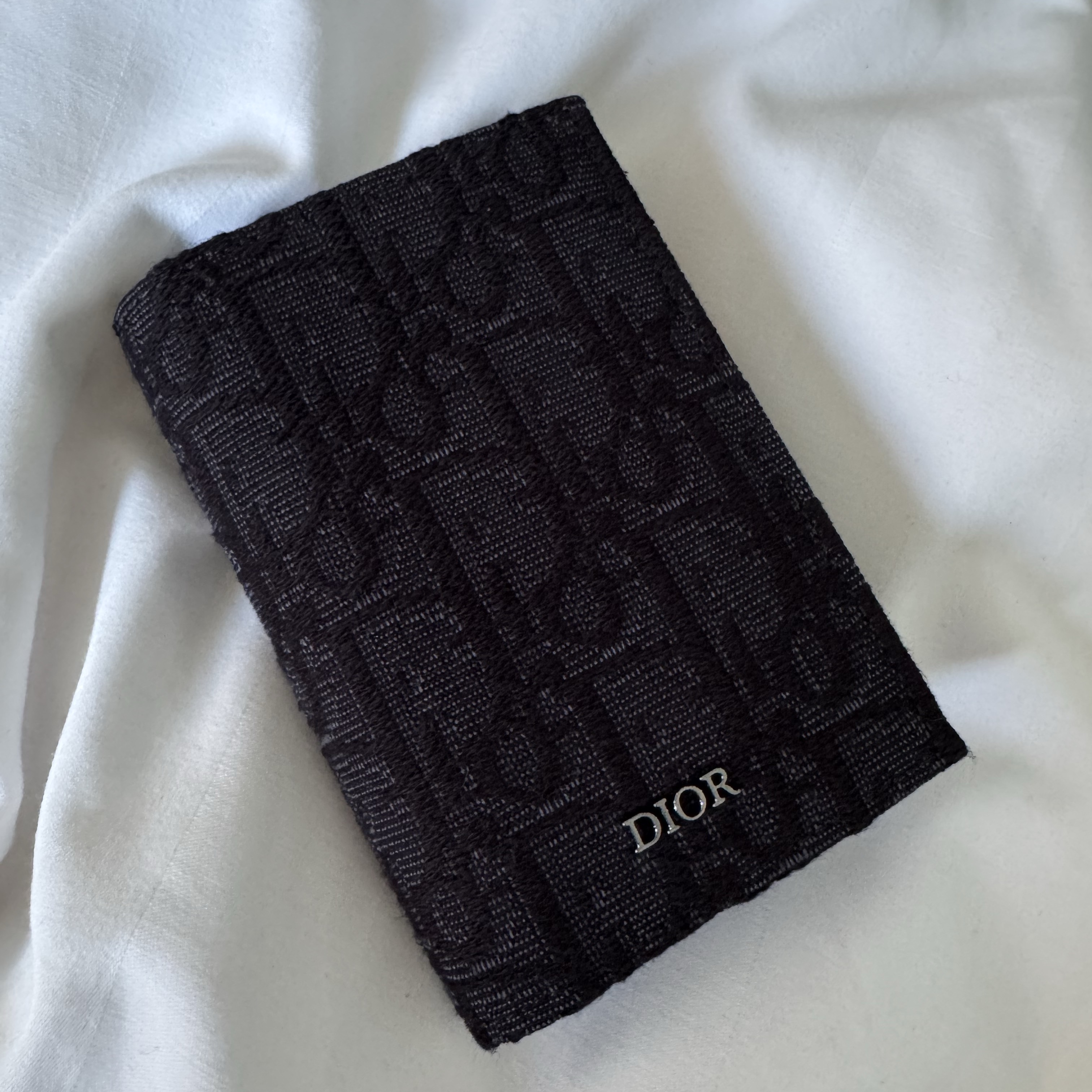 Dior Bi-Fold Card Holder Black Dior Oblique Jacquard 착용 스타일