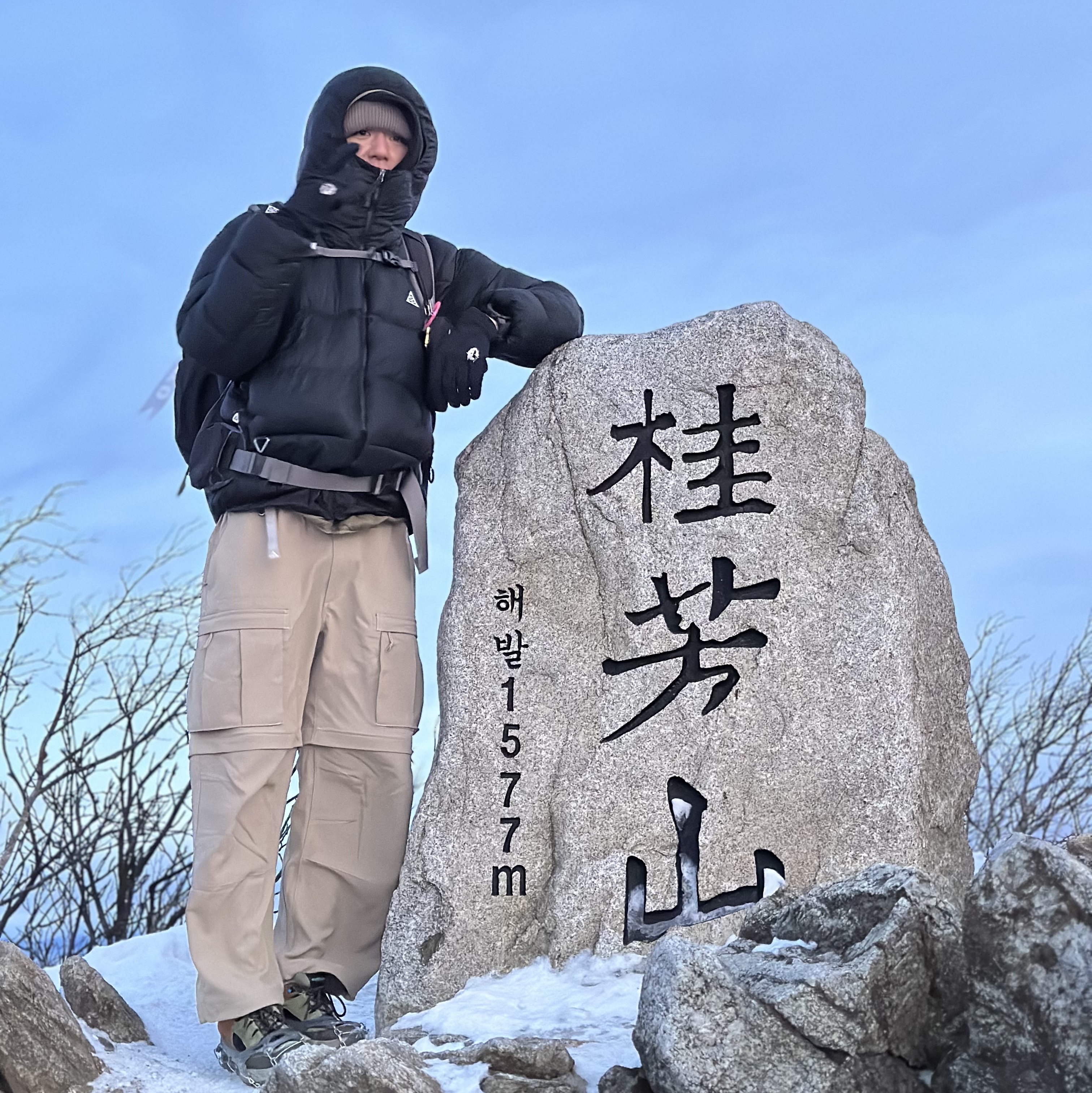 Nike ACG Smith Summit Cargo Pants Khaki Iron Ore - Asia, Nike ACG Therma-Fit ADV Lunar Lake Puffer Jacket Black - Asia 착용 스타일 - 2