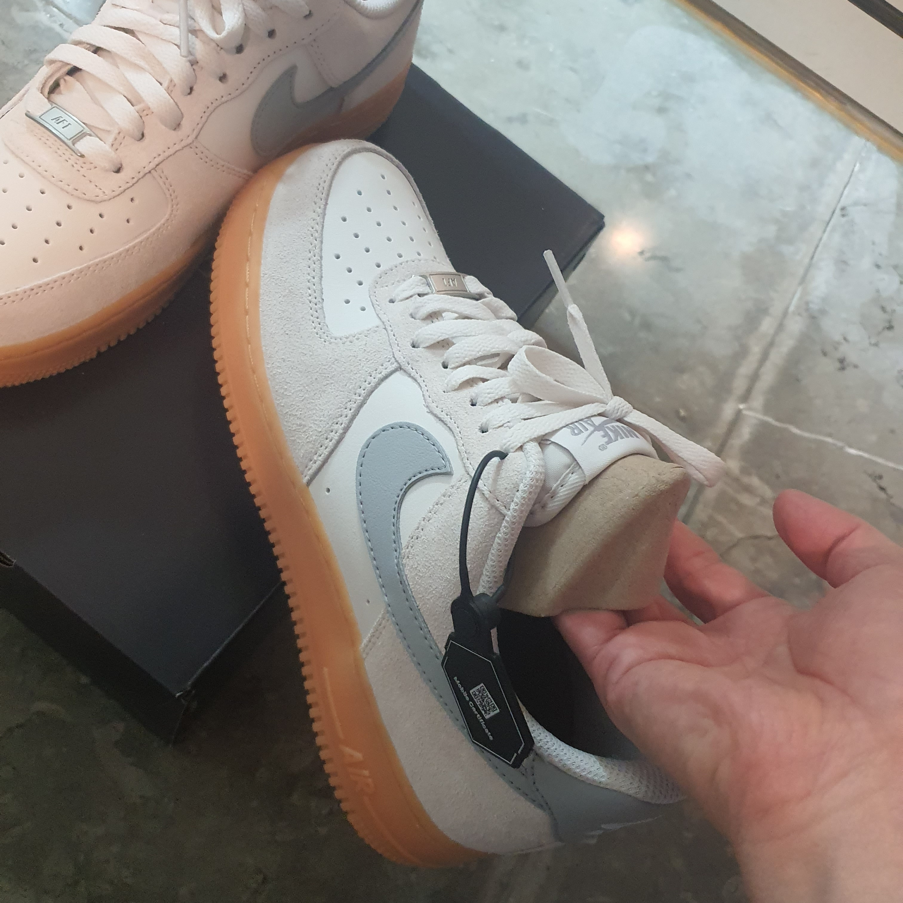 Nike Air Force 1 '07 LV8 Phantom Light Smoke Gum 착용 스타일 - 3