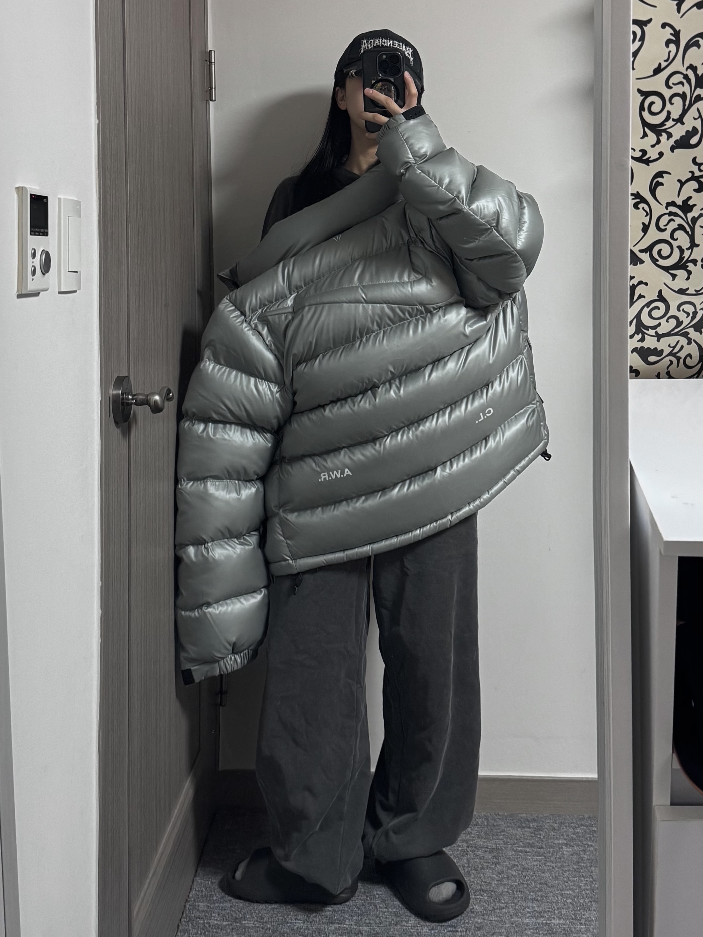 Nike x Drake Nocta Sunset Puffer Jacket Mica Green Cyber (FN8196-330), Adidas Yeezy Slide Onyx 착용 스타일 - 3